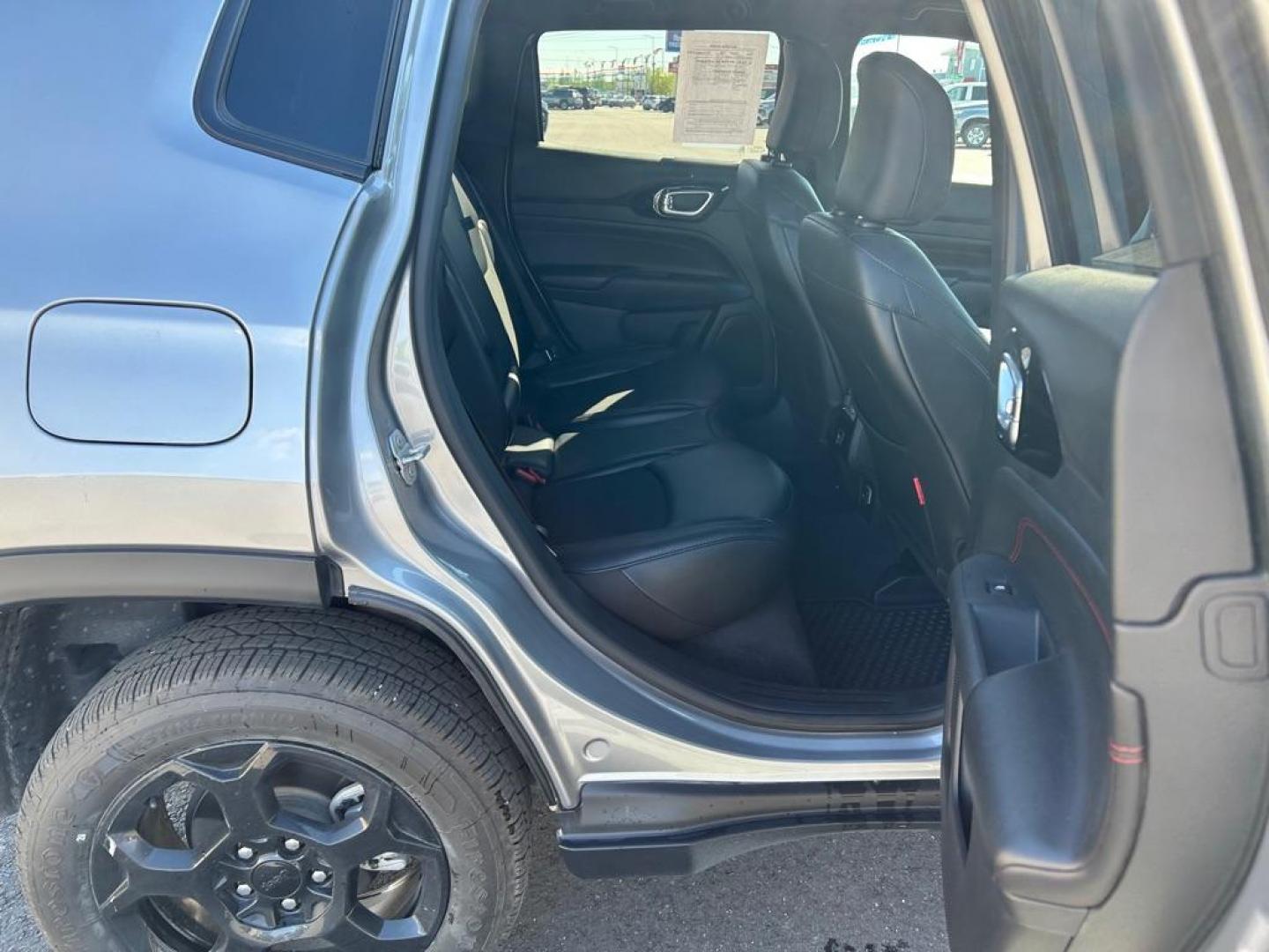 2023 SILVER JEEP COMPASS TRAILHAWK (3C4NJDDN8PT) with an 2.0L engine, Automatic transmission, located at 2525 S. Cushman, Fairbanks, AK, 99701, (907) 452-5707, 64.824036, -147.712311 - Photo#5