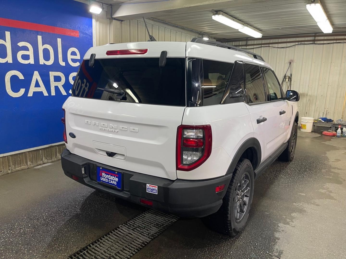 2022 WHITE FORD BRONCO SPORT BIG BEND (3FMCR9B67NR) with an 1.5L engine, Automatic transmission, located at 2525 S. Cushman, Fairbanks, AK, 99701, (907) 452-5707, 64.824036, -147.712311- Photo#2