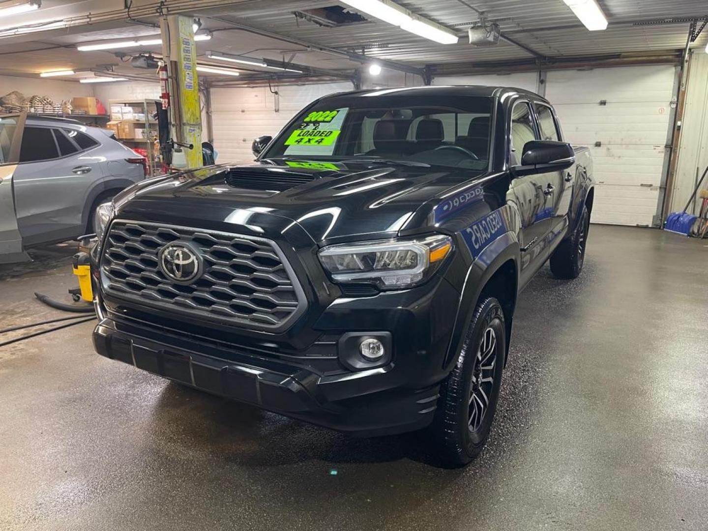 2022 BLACK TOYOTA TACOMA DOUBLE CAB (3TMDZ5BN7NM) with an 3.5L engine, Automatic transmission, located at 2525 S. Cushman, Fairbanks, AK, 99701, (907) 452-5707, 64.824036, -147.712311 - Photo#1