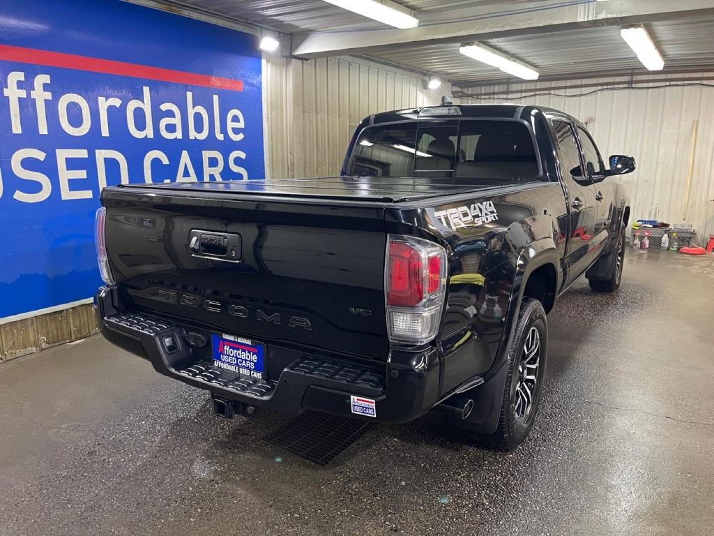 2022 BLACK TOYOTA TACOMA DOUBLE CAB (3TMDZ5BN7NM) with an 3.5L engine, Automatic transmission, located at 2525 S. Cushman, Fairbanks, AK, 99701, (907) 452-5707, 64.824036, -147.712311 - Photo#2