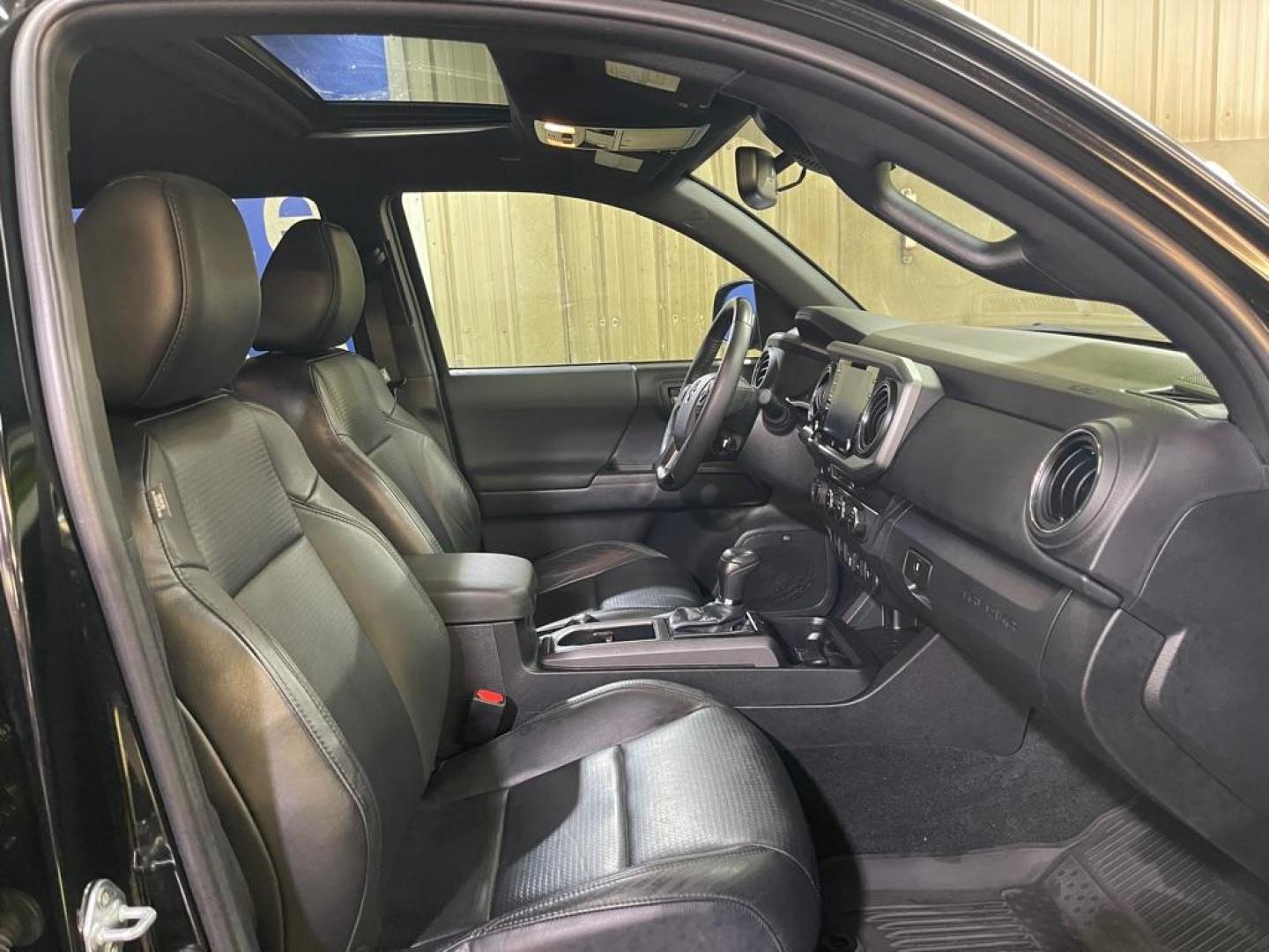 2022 BLACK TOYOTA TACOMA DOUBLE CAB (3TMDZ5BN7NM) with an 3.5L engine, Automatic transmission, located at 2525 S. Cushman, Fairbanks, AK, 99701, (907) 452-5707, 64.824036, -147.712311 - Photo#3