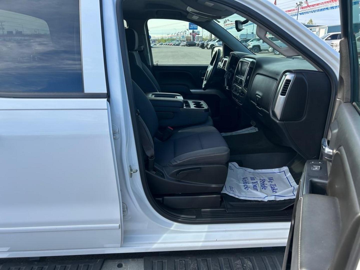 2016 WHITE CHEVROLET SILVERADO 1500 LT (1GCVKREC4GZ) with an 5.3L engine, Automatic transmission, located at 2525 S. Cushman, Fairbanks, AK, 99701, (907) 452-5707, 64.824036, -147.712311 - Photo#4