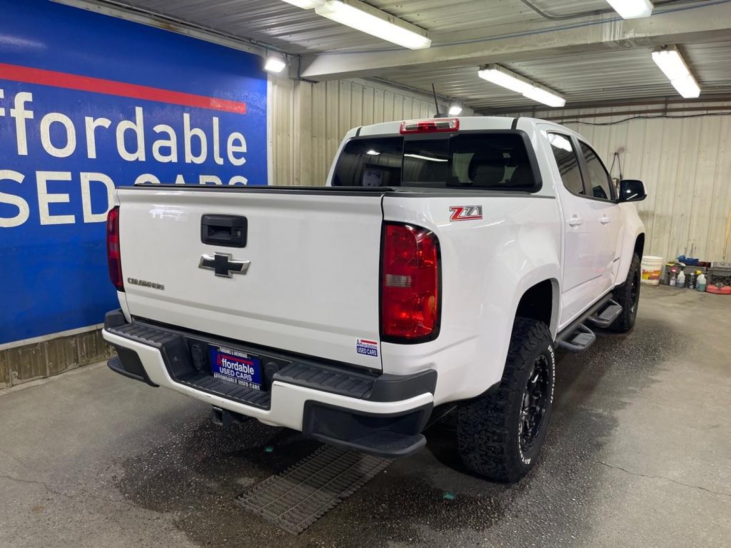 2016 WHITE CHEVROLET COLORADO Z71 (1GCGSDE31G1) with an 3.6L engine, Automatic transmission, located at 2525 S. Cushman, Fairbanks, AK, 99701, (907) 452-5707, 64.824036, -147.712311- Photo#2