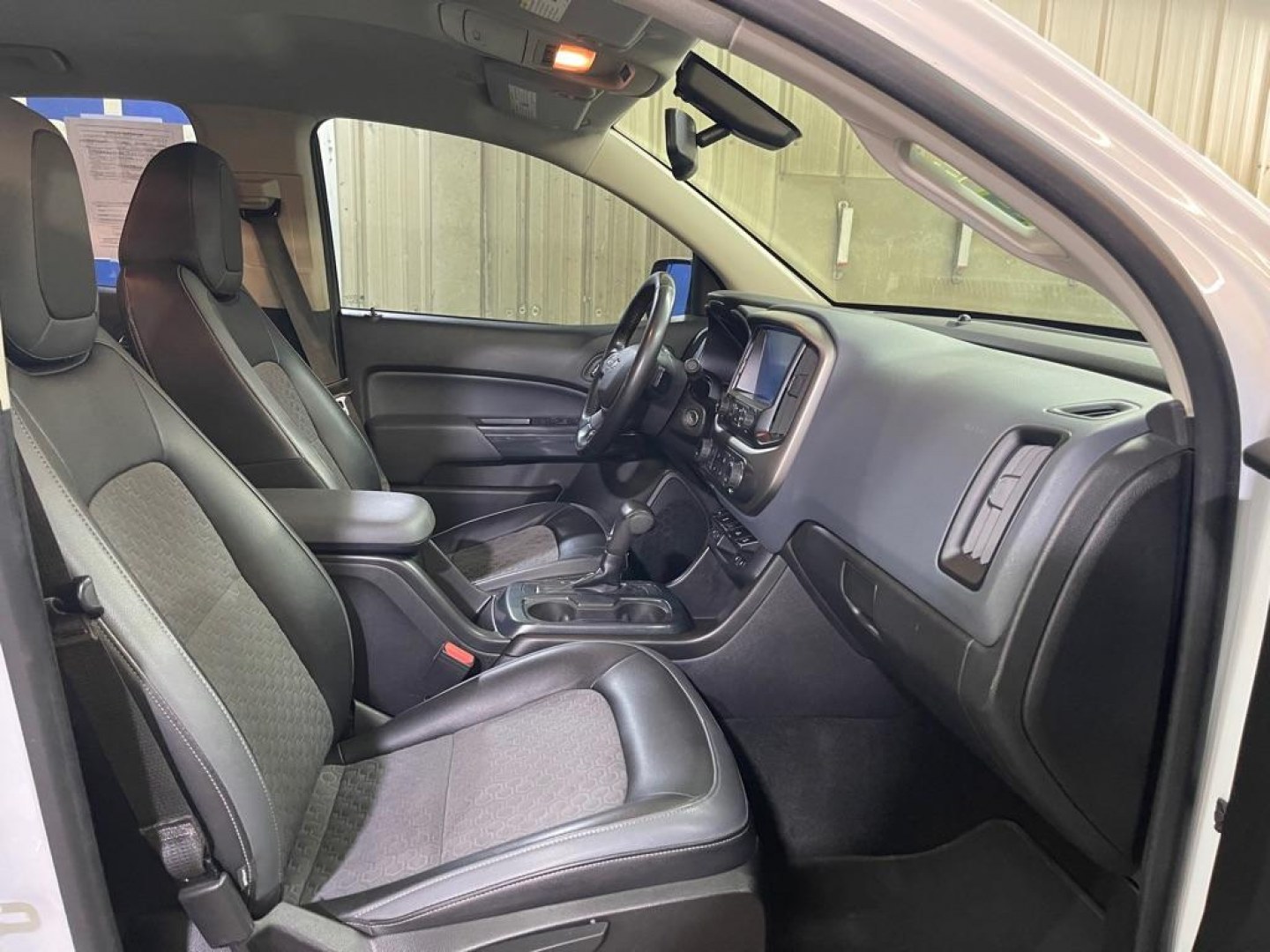 2016 WHITE CHEVROLET COLORADO Z71 (1GCGSDE31G1) with an 3.6L engine, Automatic transmission, located at 2525 S. Cushman, Fairbanks, AK, 99701, (907) 452-5707, 64.824036, -147.712311- Photo#3