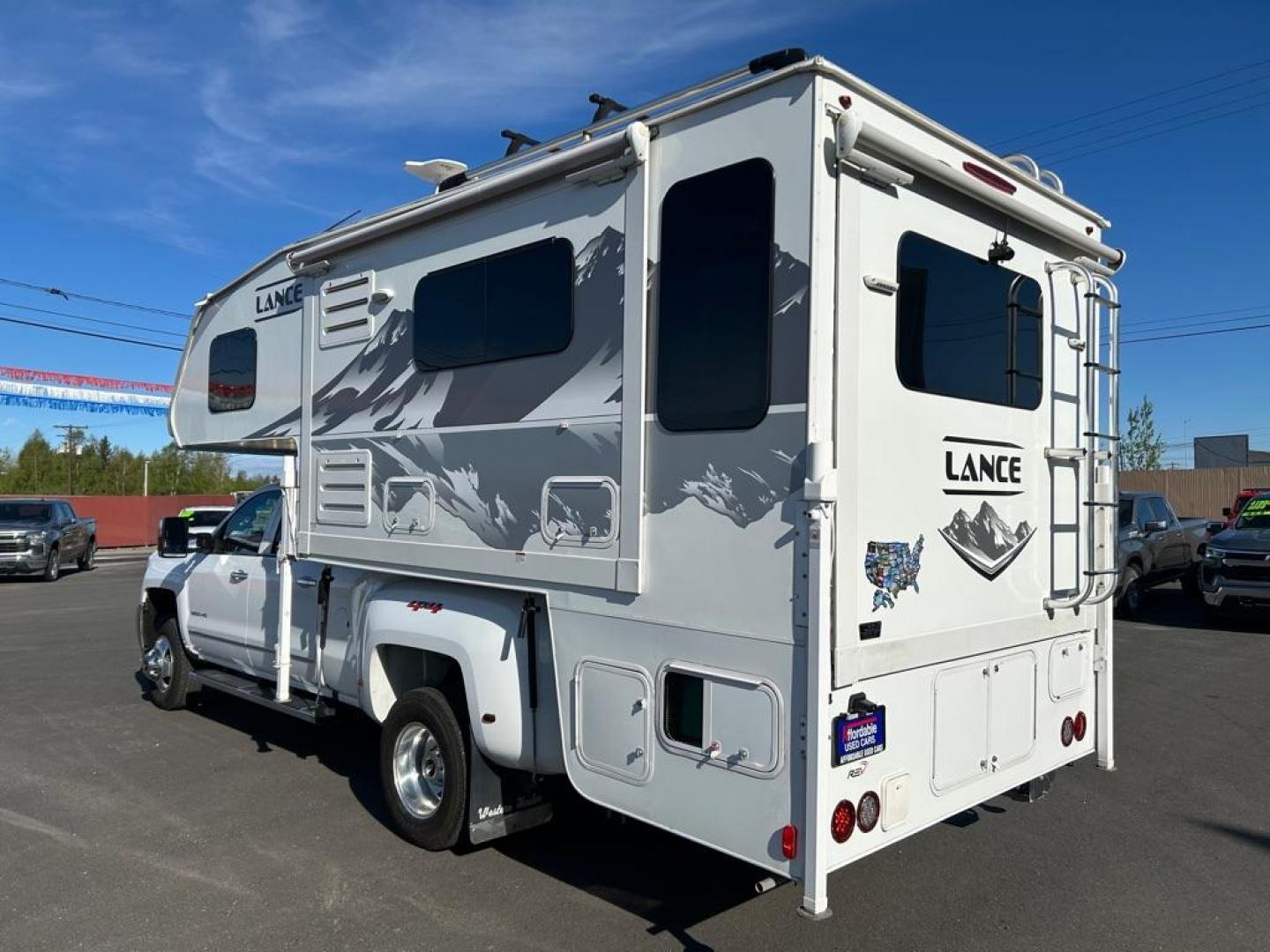 2021 WHITE LANCE CAMPER MFG 1172 SLIDE IN Slide in (177492) , Automatic transmission, located at 2525 S. Cushman, Fairbanks, AK, 99701, (907) 452-5707, 64.824036, -147.712311 - Photo#3