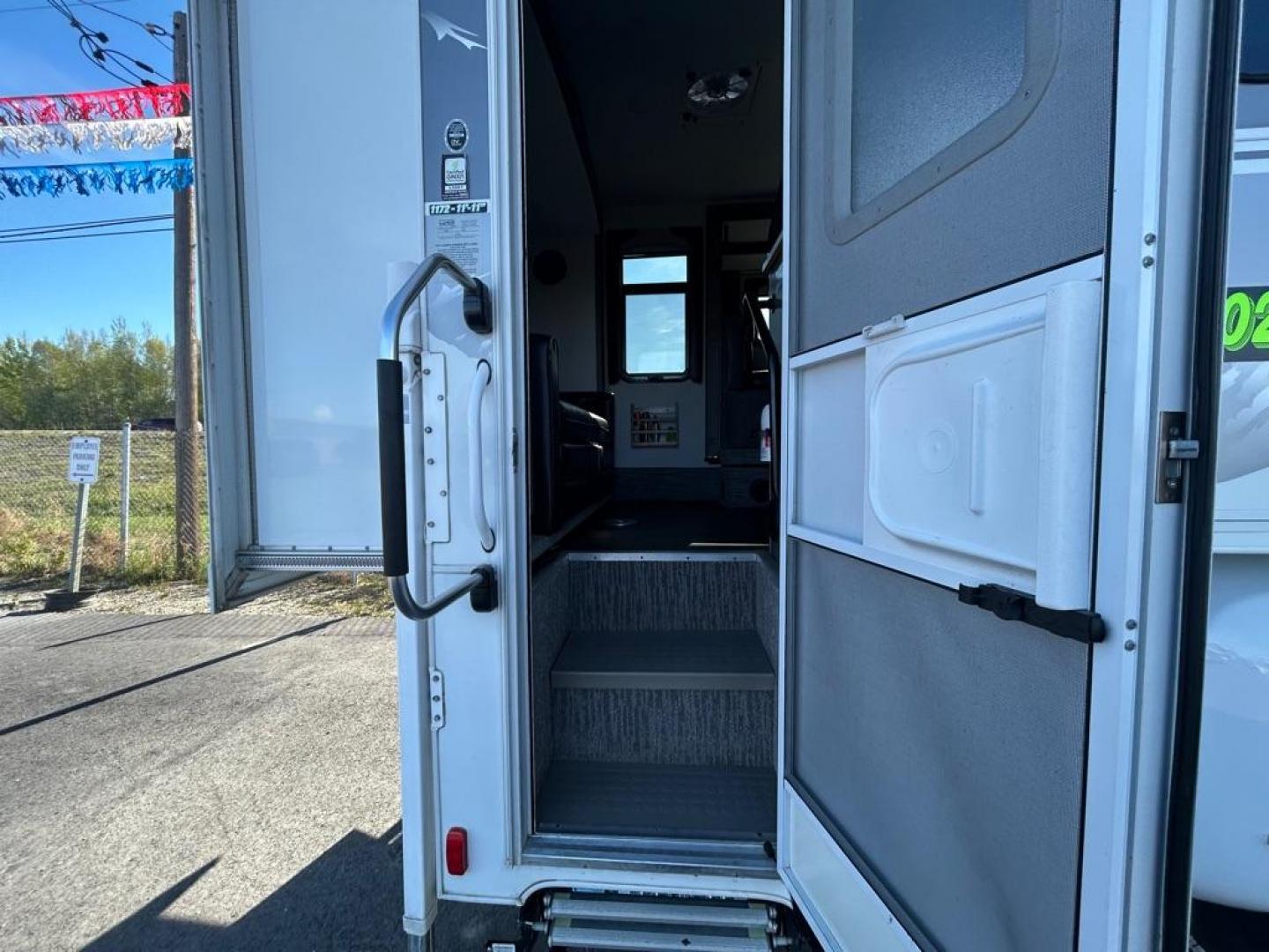 2021 WHITE LANCE CAMPER MFG 1172 SLIDE IN Slide in (177492) , Automatic transmission, located at 2525 S. Cushman, Fairbanks, AK, 99701, (907) 452-5707, 64.824036, -147.712311 - Photo#4