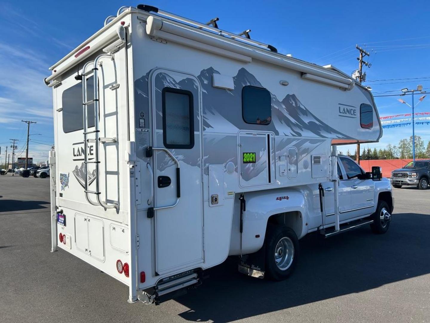 2019 WHITE CHEVROLET SILVERADO 3500 LTZ (1GC4KXCYXKF) with an 6.6L engine, Automatic transmission, located at 2525 S. Cushman, Fairbanks, AK, 99701, (907) 452-5707, 64.824036, -147.712311 - Photo#2