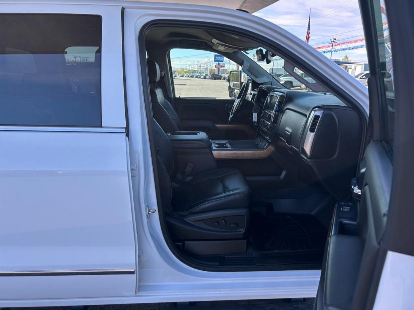2019 WHITE CHEVROLET SILVERADO 3500 LTZ (1GC4KXCYXKF) with an 6.6L engine, Automatic transmission, located at 2525 S. Cushman, Fairbanks, AK, 99701, (907) 452-5707, 64.824036, -147.712311 - Photo#4