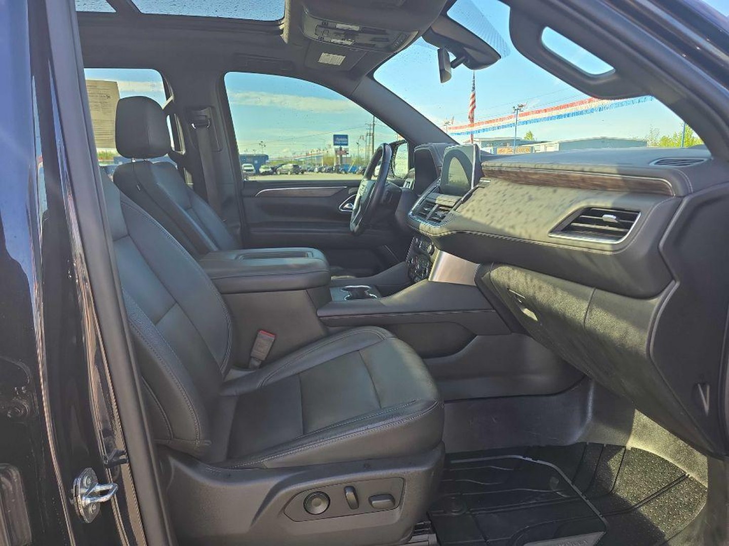 2021 BLACK CHEVROLET TAHOE 1500 LT (1GNSKNKDXMR) with an 5.3L engine, Automatic transmission, located at 2525 S. Cushman, Fairbanks, AK, 99701, (907) 452-5707, 64.824036, -147.712311- Photo#5