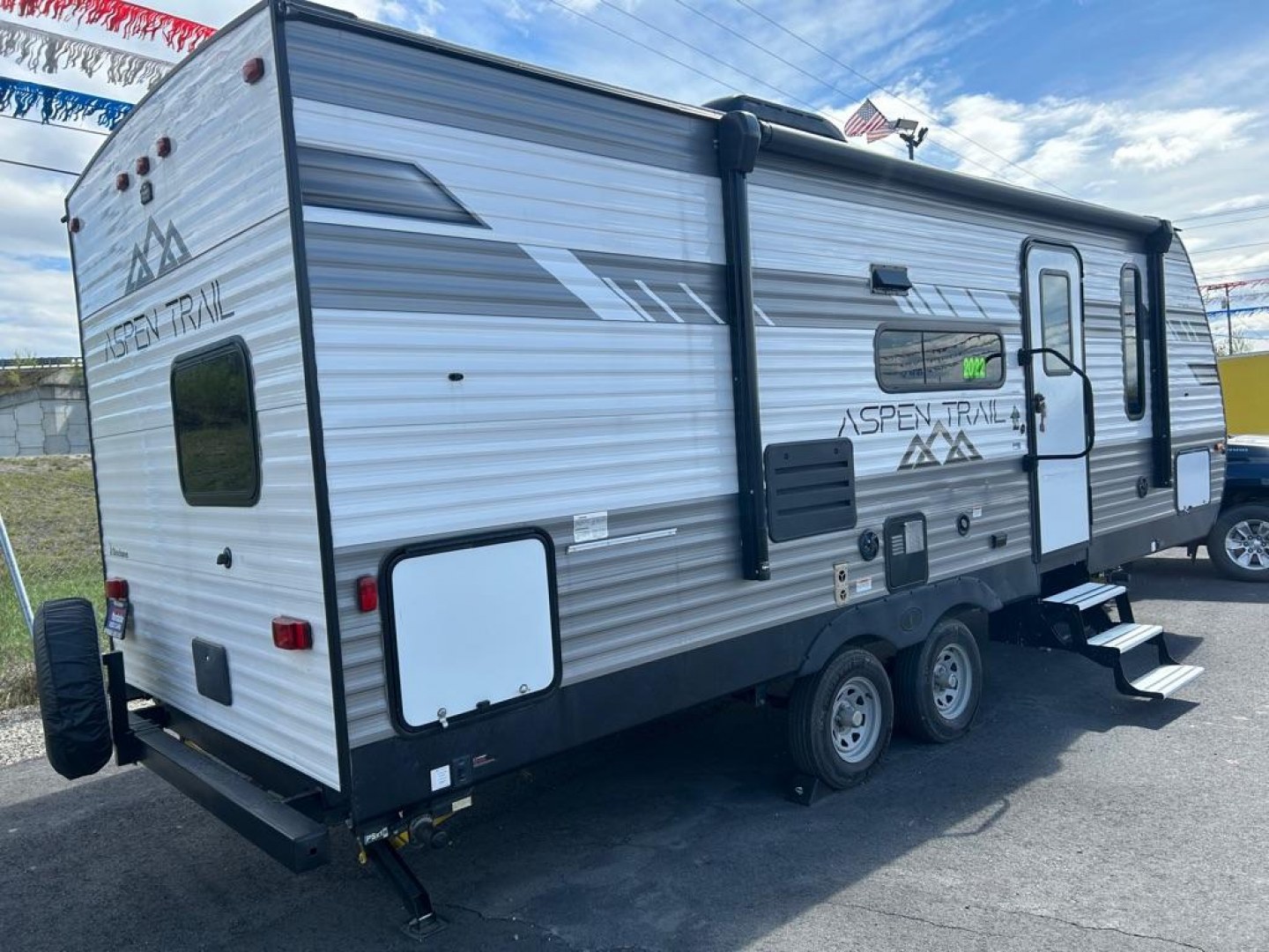 2022 WHITE ASPEN TRAIL M-2340BHSWE DUTCHMAN KEYSTONE (4YDTATK21NY) , Automatic transmission, located at 2525 S. Cushman, Fairbanks, AK, 99701, (907) 452-5707, 64.824036, -147.712311- Photo#1