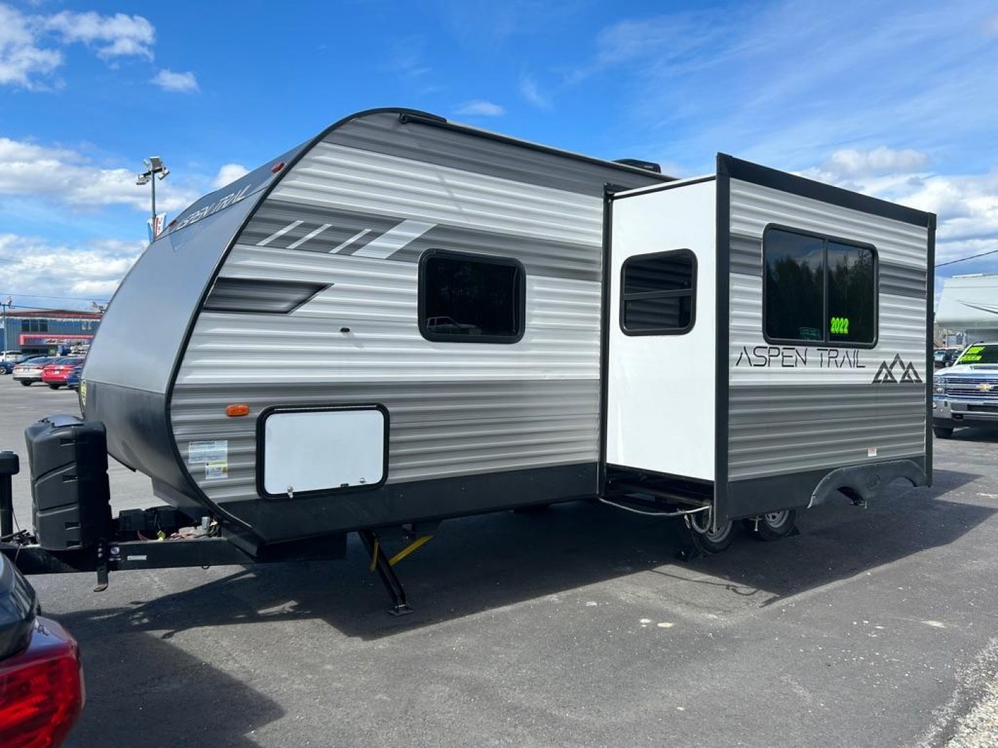 2022 WHITE ASPEN TRAIL M-2340BHSWE DUTCHMAN KEYSTONE (4YDTATK21NY) , Automatic transmission, located at 2525 S. Cushman, Fairbanks, AK, 99701, (907) 452-5707, 64.824036, -147.712311- Photo#3