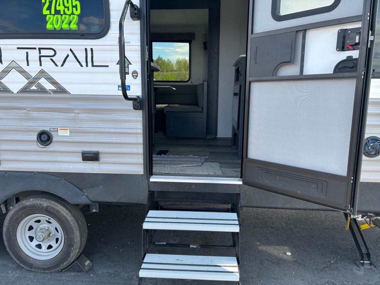 2022 WHITE ASPEN TRAIL M-2340BHSWE DUTCHMAN KEYSTONE (4YDTATK21NY) , Automatic transmission, located at 2525 S. Cushman, Fairbanks, AK, 99701, (907) 452-5707, 64.824036, -147.712311- Photo#4