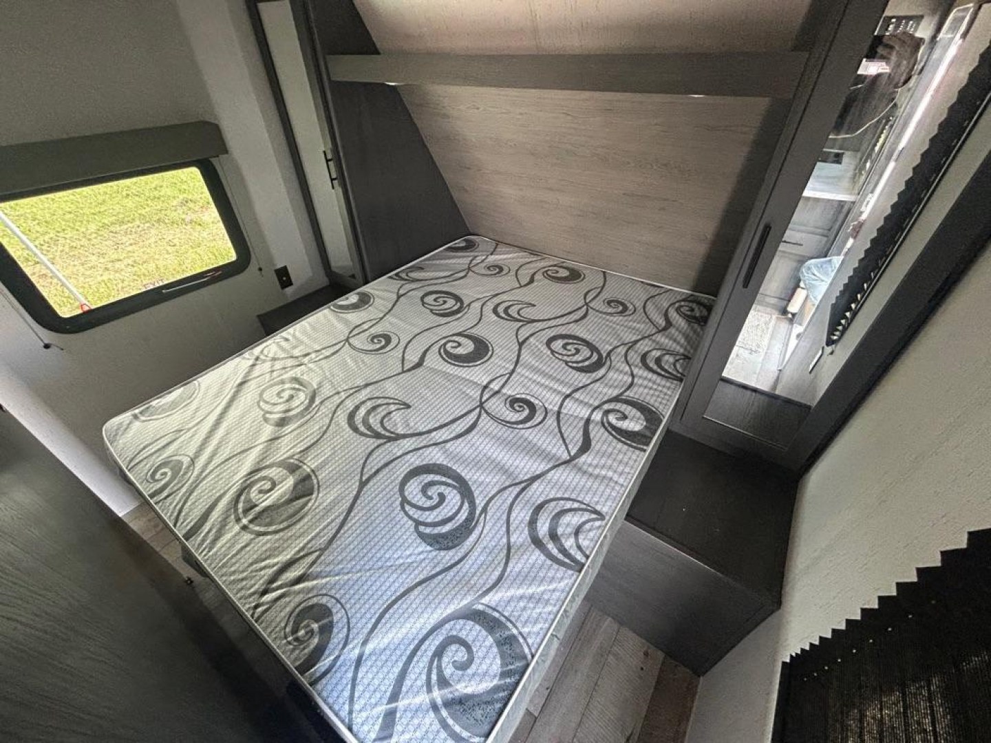 2022 WHITE ASPEN TRAIL M-2340BHSWE DUTCHMAN KEYSTONE (4YDTATK21NY) , Automatic transmission, located at 2525 S. Cushman, Fairbanks, AK, 99701, (907) 452-5707, 64.824036, -147.712311- Photo#5