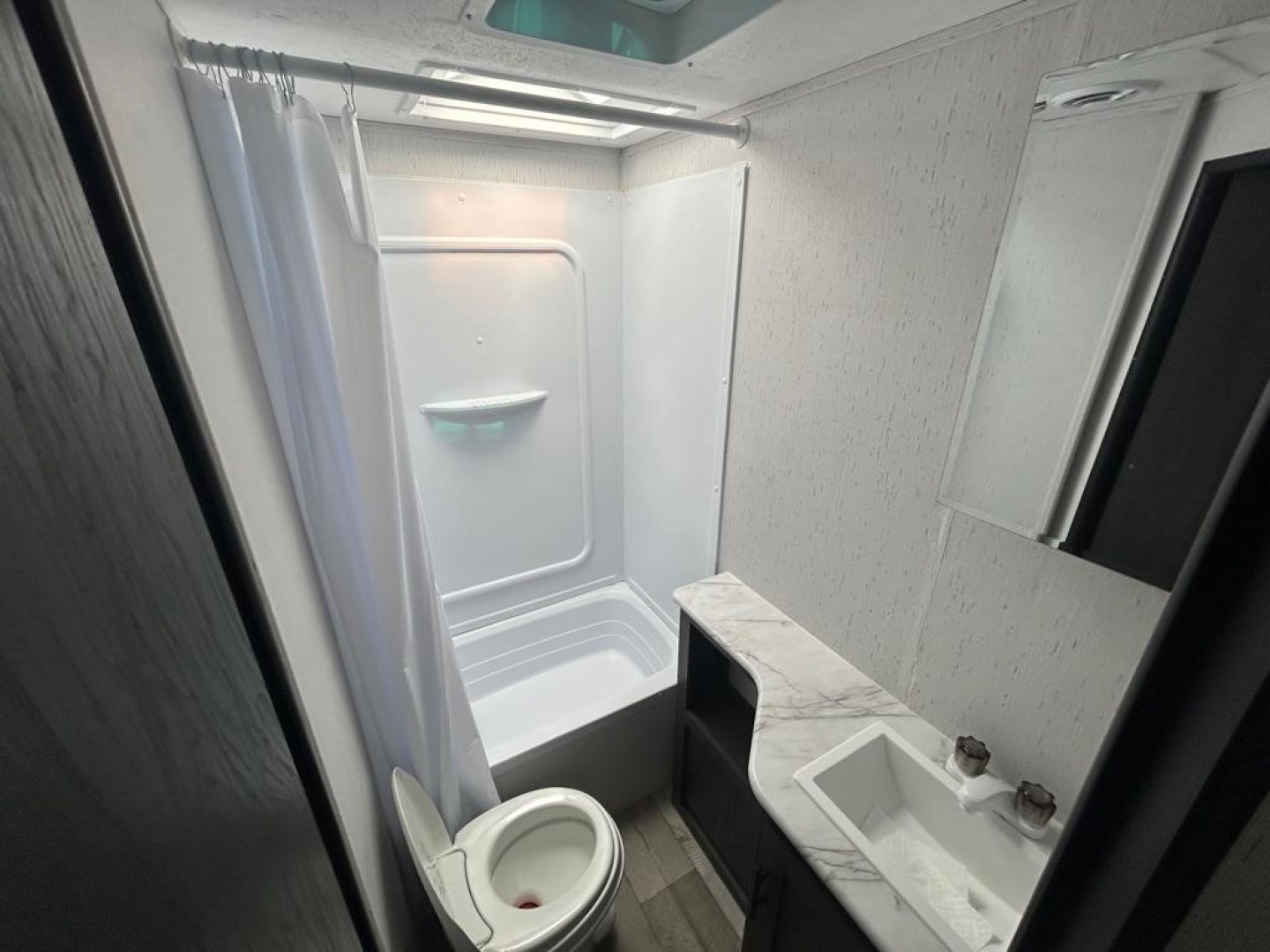 2022 WHITE ASPEN TRAIL M-2340BHSWE DUTCHMAN KEYSTONE (4YDTATK21NY) , Automatic transmission, located at 2525 S. Cushman, Fairbanks, AK, 99701, (907) 452-5707, 64.824036, -147.712311- Photo#8
