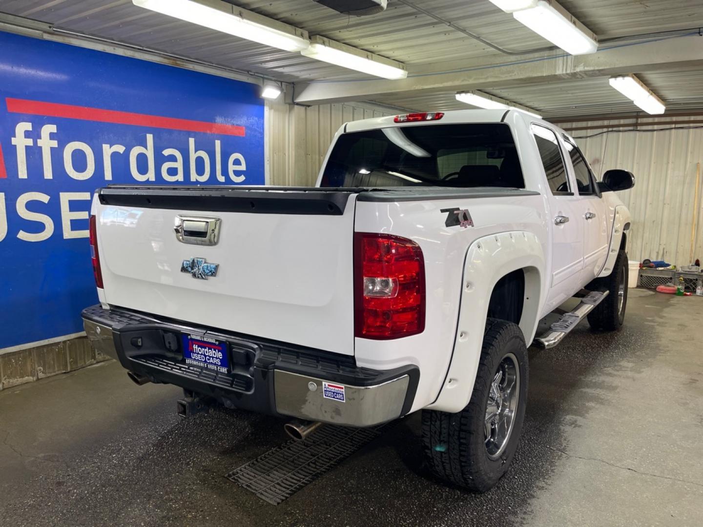 2012 WHITE CHEVROLET SILVERADO 1500 LT (3GCPKSE2XCG) with an 6.2L engine, Automatic transmission, located at 2525 S. Cushman, Fairbanks, AK, 99701, (907) 452-5707, 64.824036, -147.712311- Photo#2