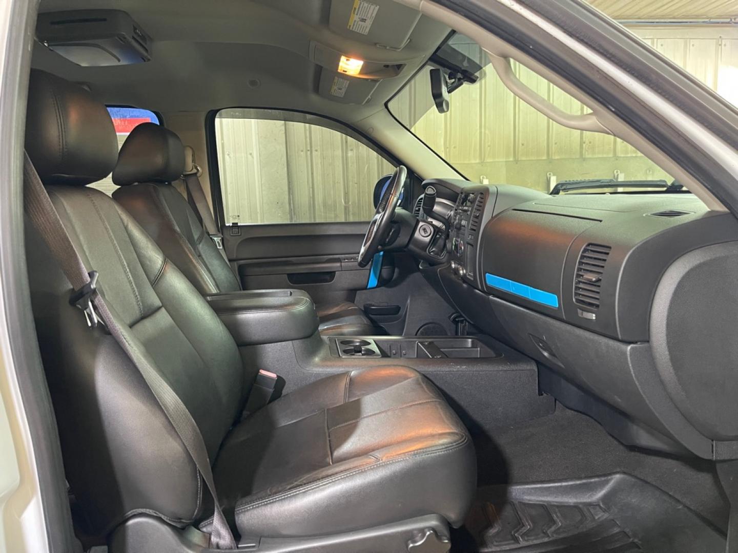 2012 WHITE CHEVROLET SILVERADO 1500 LT (3GCPKSE2XCG) with an 6.2L engine, Automatic transmission, located at 2525 S. Cushman, Fairbanks, AK, 99701, (907) 452-5707, 64.824036, -147.712311- Photo#3