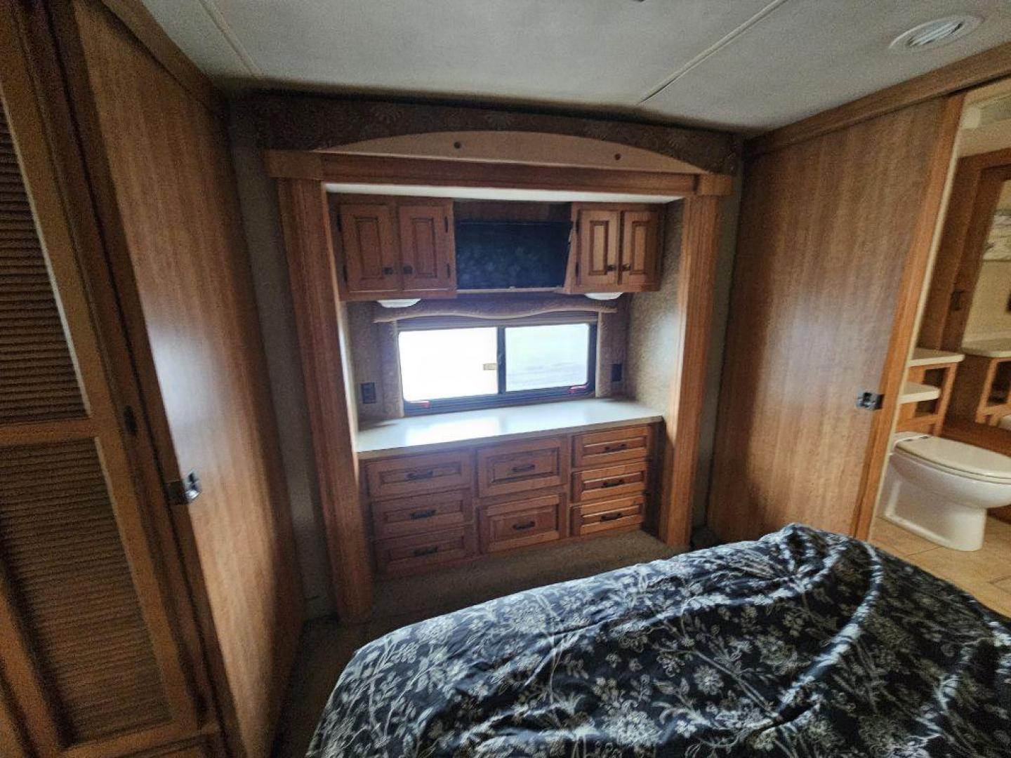 2012 BLACK BERKSHIRE M-390RB CLASS A (4UZAB2DT0BC) , Automatic transmission, located at 2525 S. Cushman, Fairbanks, AK, 99701, (907) 452-5707, 64.824036, -147.712311 - Photo#7