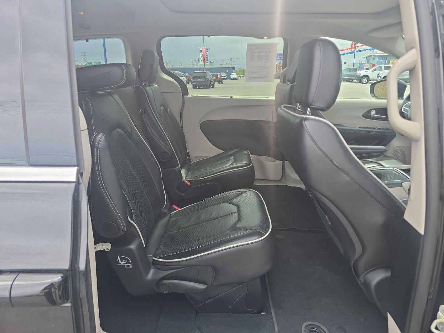 2024 BLACK CHRYSLER PACIFICA LIMITED (2C4RC1GG5RR) with an 3.6L engine, Automatic transmission, located at 2525 S. Cushman, Fairbanks, AK, 99701, (907) 452-5707, 64.824036, -147.712311 - Photo#3
