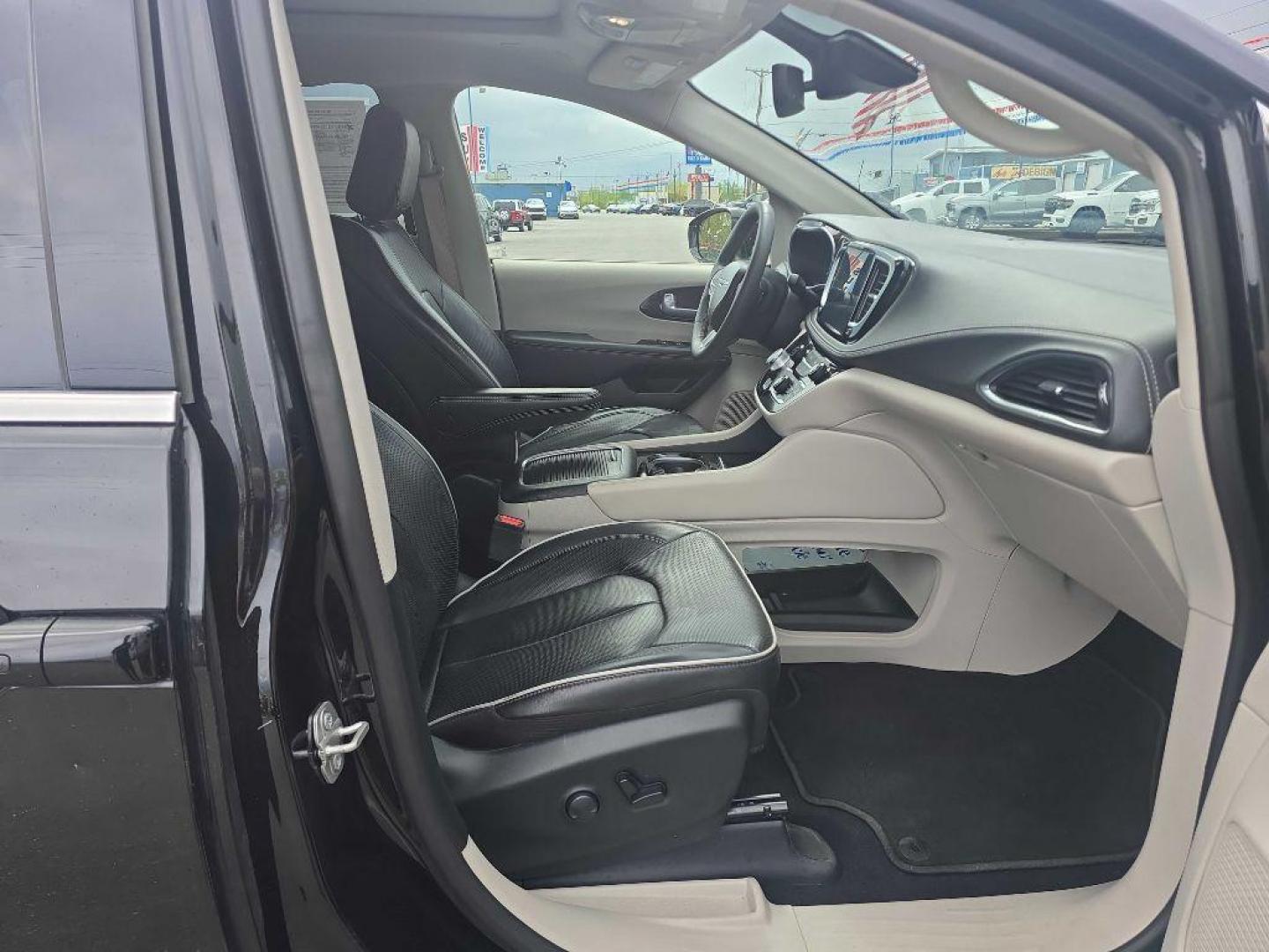 2024 BLACK CHRYSLER PACIFICA LIMITED (2C4RC1GG5RR) with an 3.6L engine, Automatic transmission, located at 2525 S. Cushman, Fairbanks, AK, 99701, (907) 452-5707, 64.824036, -147.712311 - Photo#4