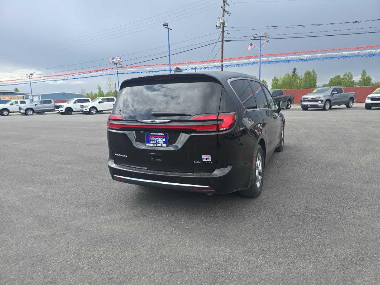 2024 BLACK CHRYSLER PACIFICA LIMITED (2C4RC1GG5RR) with an 3.6L engine, Automatic transmission, located at 2525 S. Cushman, Fairbanks, AK, 99701, (907) 452-5707, 64.824036, -147.712311 - Photo#2