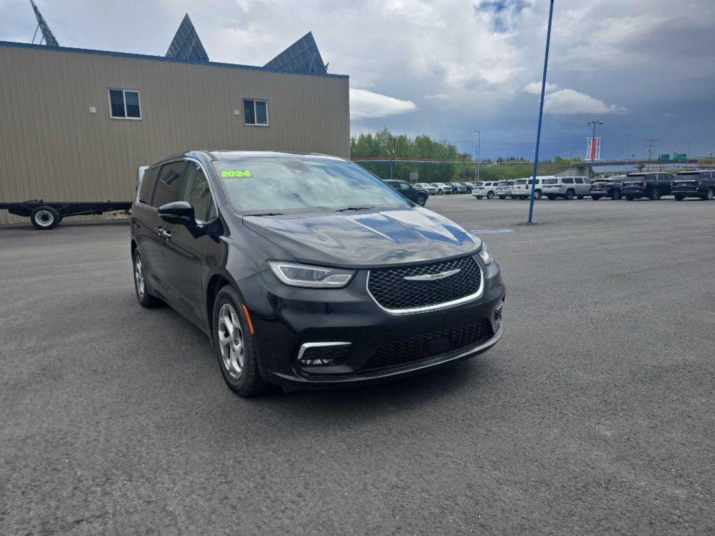 2024 BLACK CHRYSLER PACIFICA LIMITED (2C4RC1GG5RR) with an 3.6L engine, Automatic transmission, located at 2525 S. Cushman, Fairbanks, AK, 99701, (907) 452-5707, 64.824036, -147.712311 - Photo#0