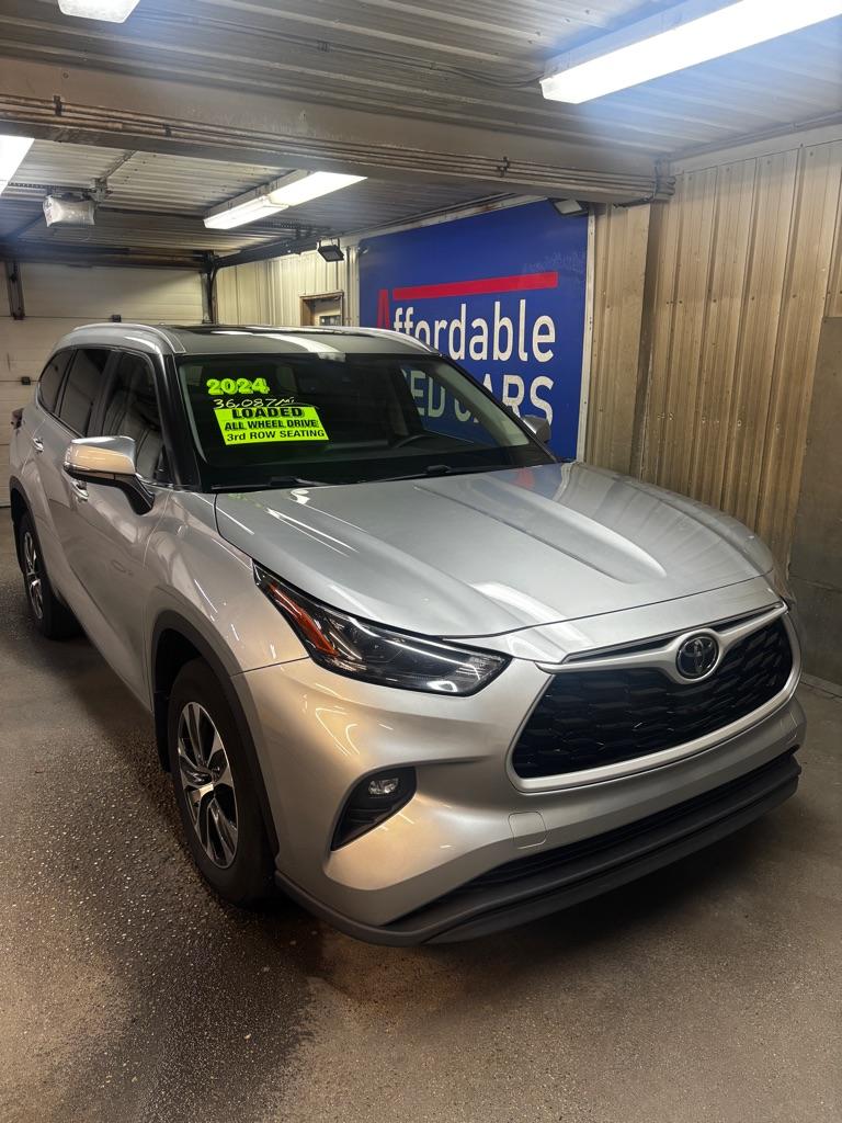 photo of 2024 TOYOTA HIGHLANDER LE