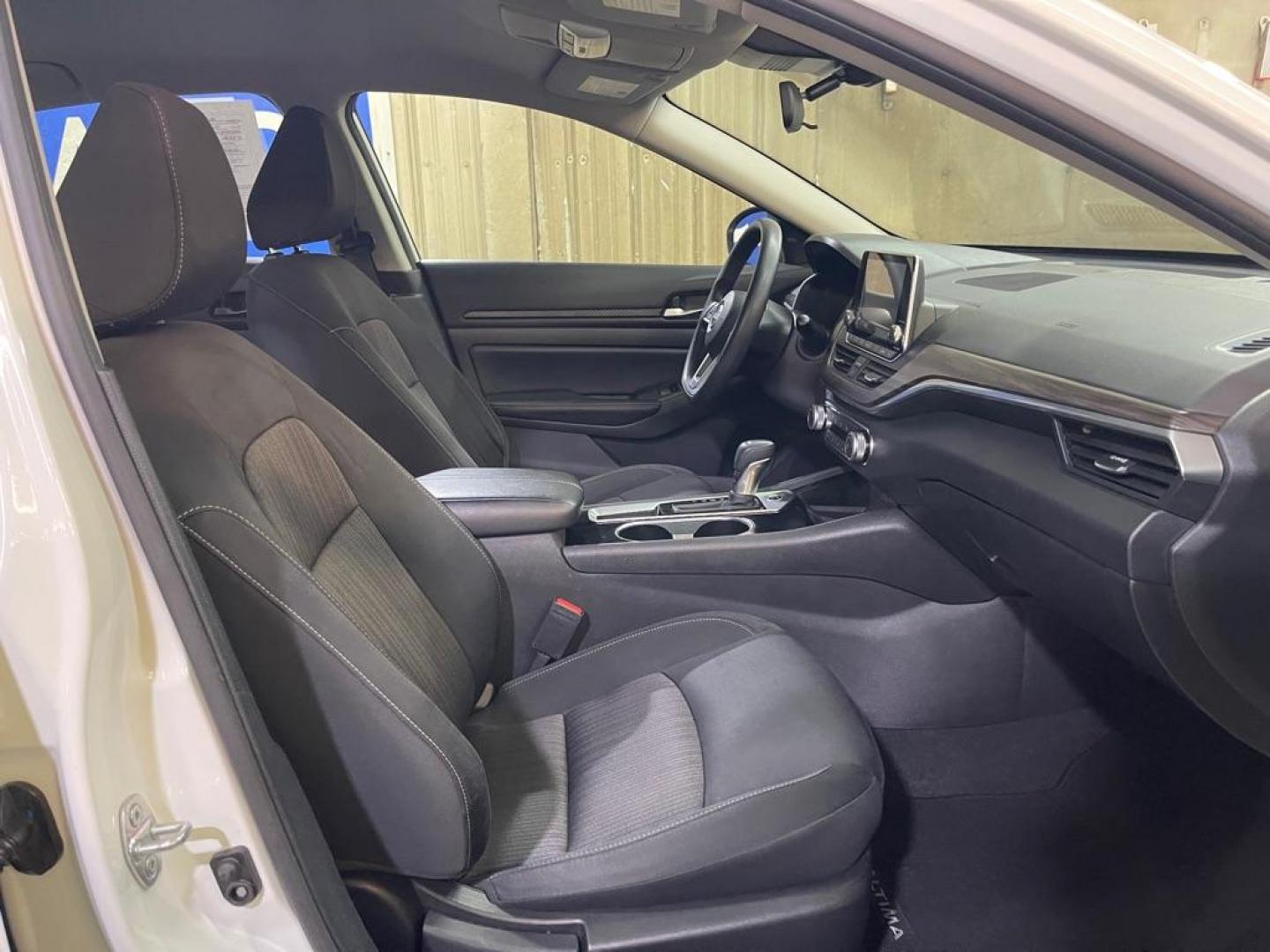 2024 WHITE NISSAN ALTIMA SV (1N4BL4DV6RN) with an 2.5L engine, Continuously Variable transmission, located at 2525 S. Cushman, Fairbanks, AK, 99701, (907) 452-5707, 64.824036, -147.712311 - Photo#3