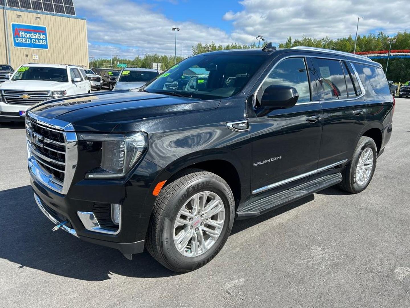 2021 BLACK GMC YUKON SLT (1GKS2BKD7MR) with an 5.3L engine, Automatic transmission, located at 2525 S. Cushman, Fairbanks, AK, 99701, (907) 452-5707, 64.824036, -147.712311 - Photo#0