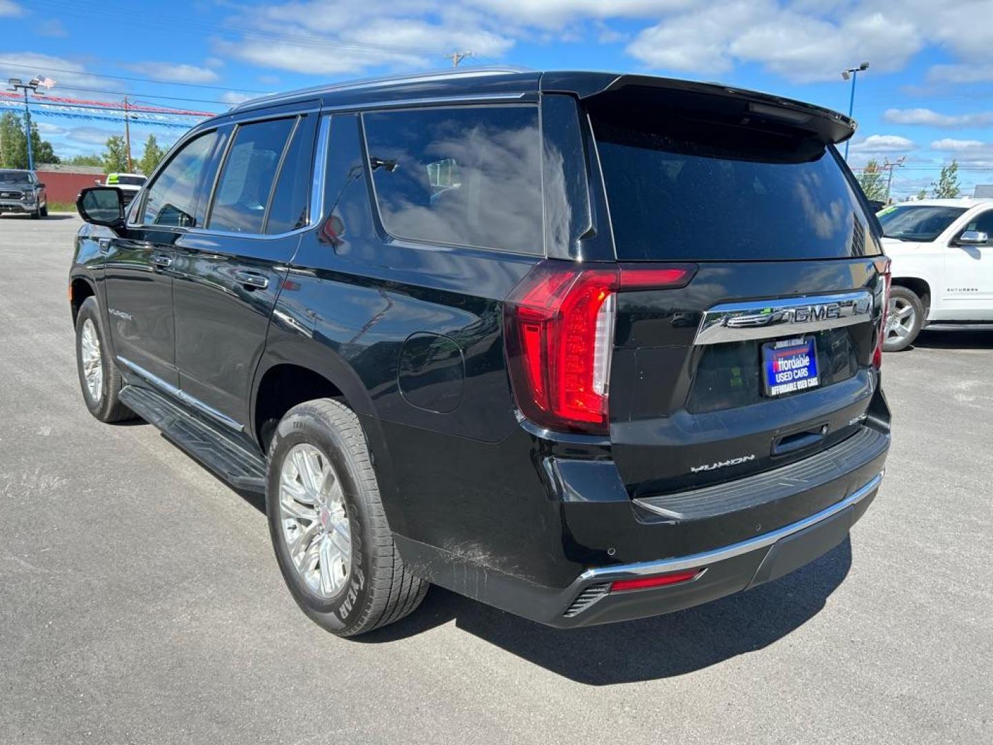 2021 BLACK GMC YUKON SLT (1GKS2BKD7MR) with an 5.3L engine, Automatic transmission, located at 2525 S. Cushman, Fairbanks, AK, 99701, (907) 452-5707, 64.824036, -147.712311 - Photo#3