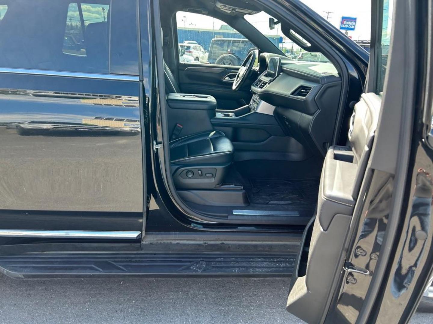 2021 BLACK GMC YUKON SLT (1GKS2BKD7MR) with an 5.3L engine, Automatic transmission, located at 2525 S. Cushman, Fairbanks, AK, 99701, (907) 452-5707, 64.824036, -147.712311 - Photo#4