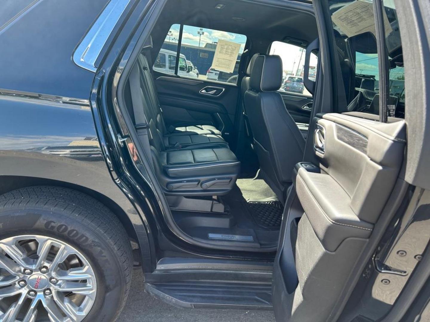2021 BLACK GMC YUKON SLT (1GKS2BKD7MR) with an 5.3L engine, Automatic transmission, located at 2525 S. Cushman, Fairbanks, AK, 99701, (907) 452-5707, 64.824036, -147.712311 - Photo#5