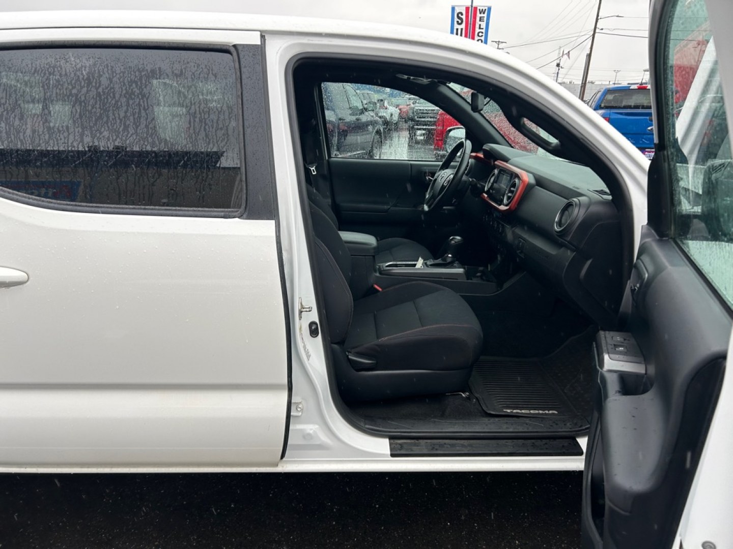 2016 WHITE TOYOTA TACOMA DOUBLE CAB (3TMCZ5AN1GM) with an 3.5L engine, Automatic transmission, located at 2525 S. Cushman, Fairbanks, AK, 99701, (907) 452-5707, 64.824036, -147.712311- Photo#4