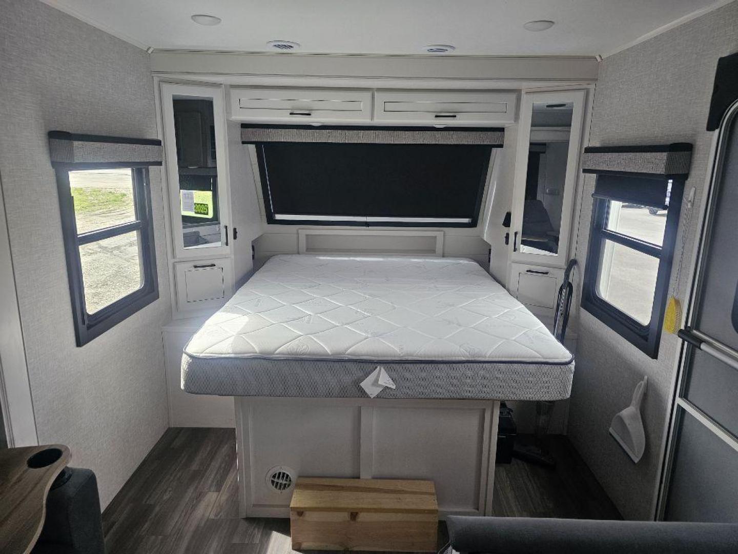 2025 WHITE JAYCO M-230 MLCS M-230 MLCS (1UJBA0BM5S1) , Automatic transmission, located at 2525 S. Cushman, Fairbanks, AK, 99701, (907) 452-5707, 64.824036, -147.712311 - Photo#4