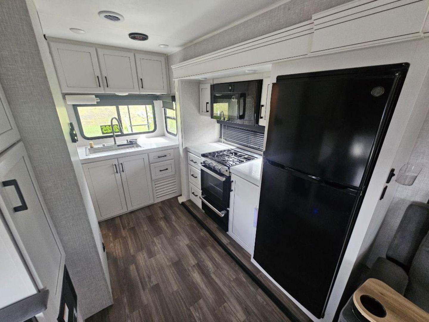 2025 WHITE JAYCO M-230 MLCS M-230 MLCS (1UJBA0BM5S1) , Automatic transmission, located at 2525 S. Cushman, Fairbanks, AK, 99701, (907) 452-5707, 64.824036, -147.712311 - Photo#5