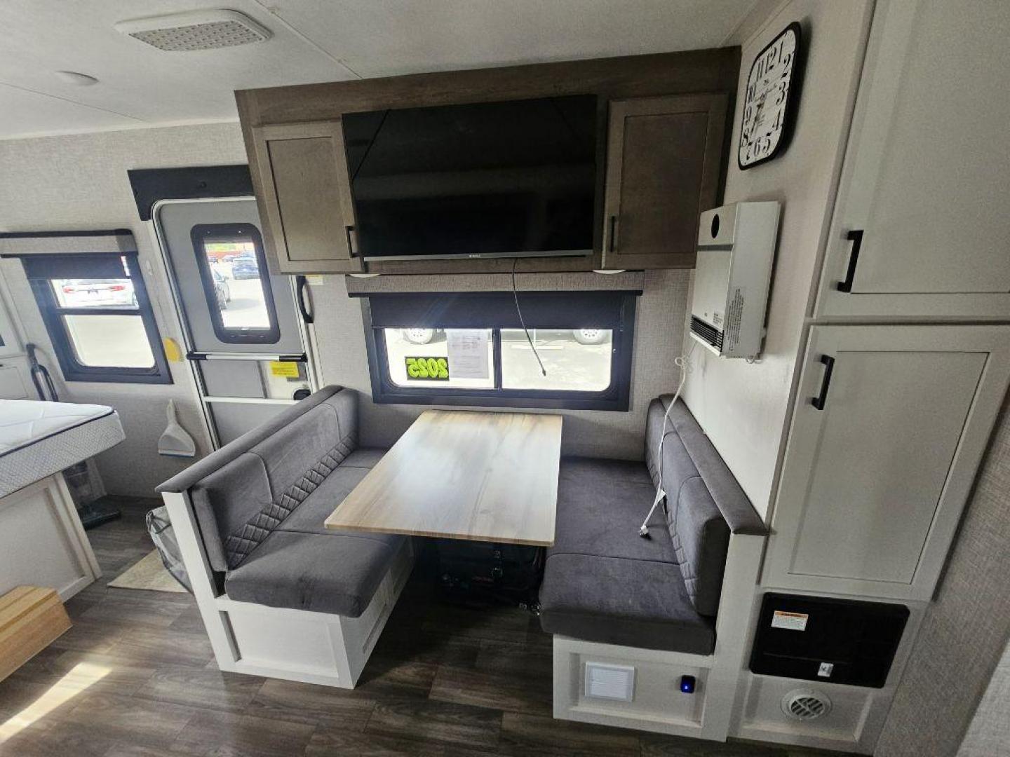 2025 WHITE JAYCO M-230 MLCS M-230 MLCS (1UJBA0BM5S1) , Automatic transmission, located at 2525 S. Cushman, Fairbanks, AK, 99701, (907) 452-5707, 64.824036, -147.712311 - Photo#7