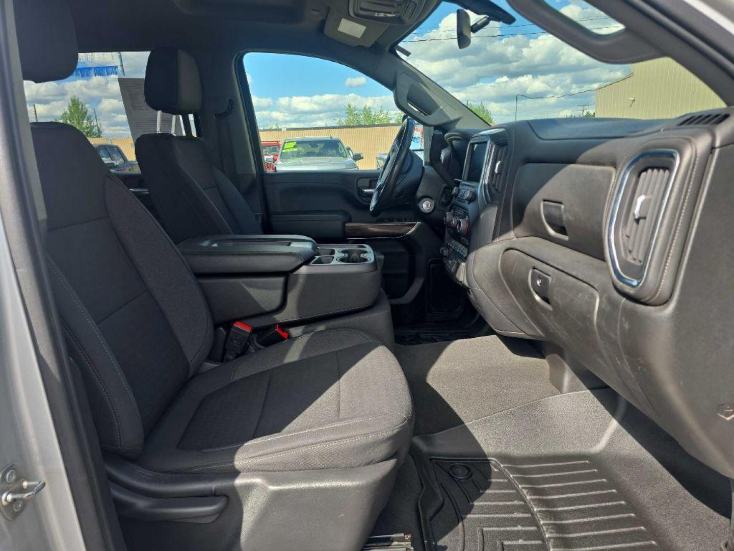 2021 SILVER CHEVROLET SILVERADO 2500 HEAVY DUTY LT (1GC4YNE7XMF) with an 6.6L engine, Automatic transmission, located at 2525 S. Cushman, Fairbanks, AK, 99701, (907) 452-5707, 64.824036, -147.712311 - Photo#3