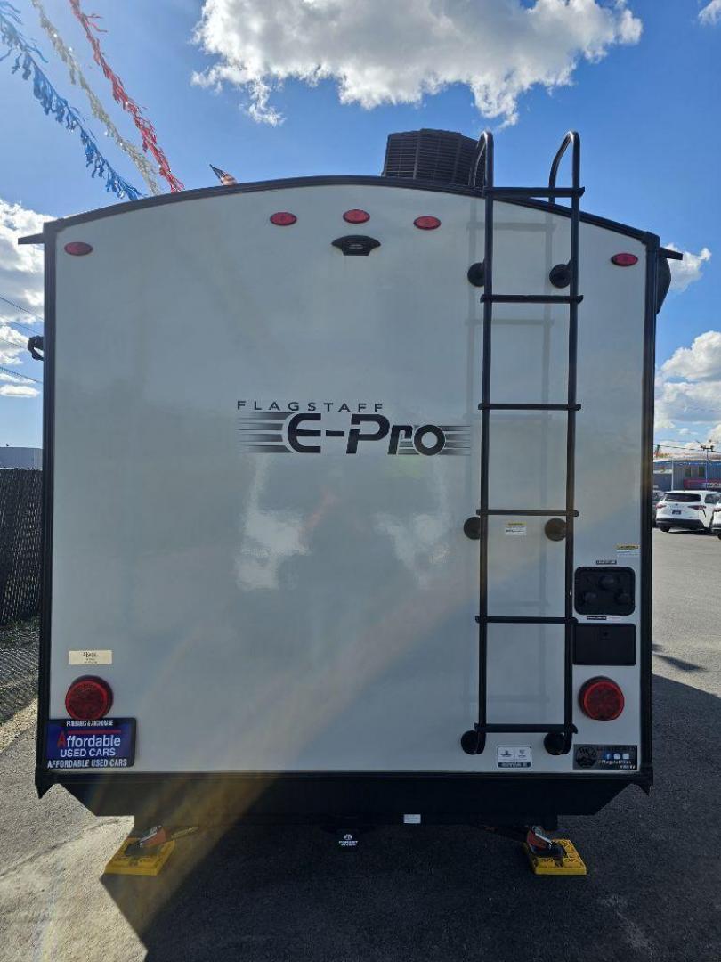 2025 WHITE FORREST RIVER FLTE20FBS FLAGSTAFF (5ZT2FSKC8S3) , Automatic transmission, located at 2525 S. Cushman, Fairbanks, AK, 99701, (907) 452-5707, 64.824036, -147.712311 - Photo#1