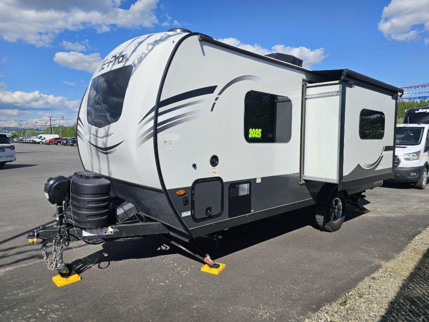 2025 WHITE FORREST RIVER FLTE20FBS FLAGSTAFF (5ZT2FSKC8S3) , Automatic transmission, located at 2525 S. Cushman, Fairbanks, AK, 99701, (907) 452-5707, 64.824036, -147.712311 - Photo#3