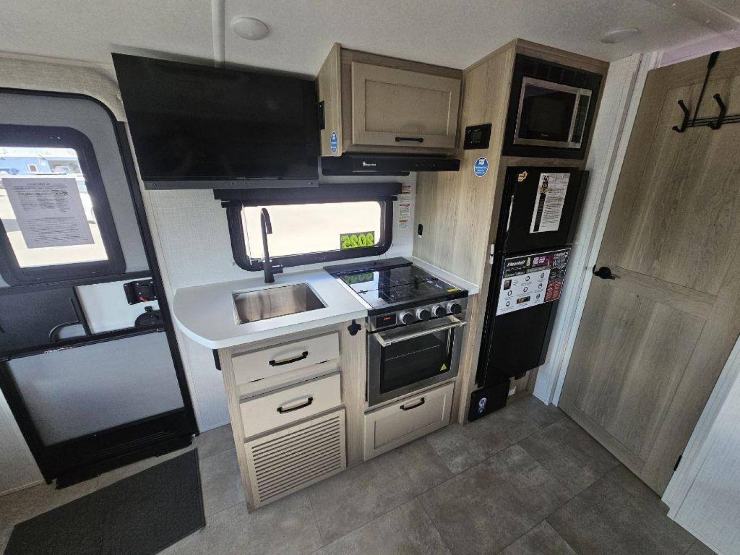 2025 WHITE FORREST RIVER FLTE20FBS FLAGSTAFF (5ZT2FSKC8S3) , Automatic transmission, located at 2525 S. Cushman, Fairbanks, AK, 99701, (907) 452-5707, 64.824036, -147.712311 - Photo#6