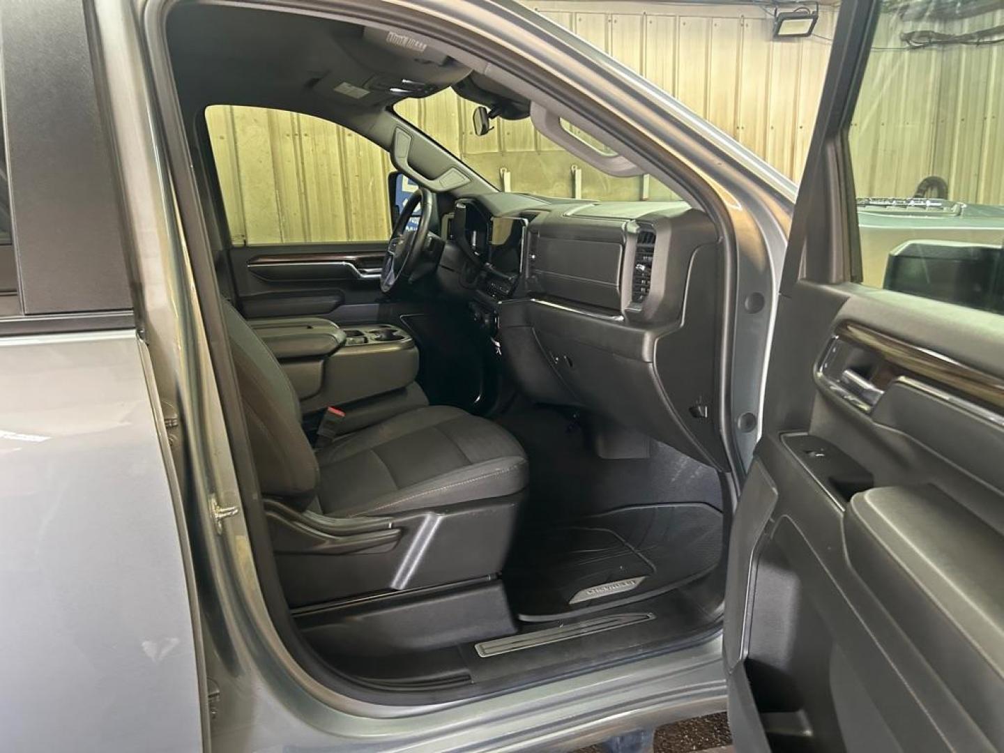 2024 SILVER CHEVROLET SILVERADO 2500 HEAVY DUTY LT (1GC4YNE79RF) with an 6.6L engine, Automatic transmission, located at 2525 S. Cushman, Fairbanks, AK, 99701, (907) 452-5707, 64.824036, -147.712311 - Photo#3