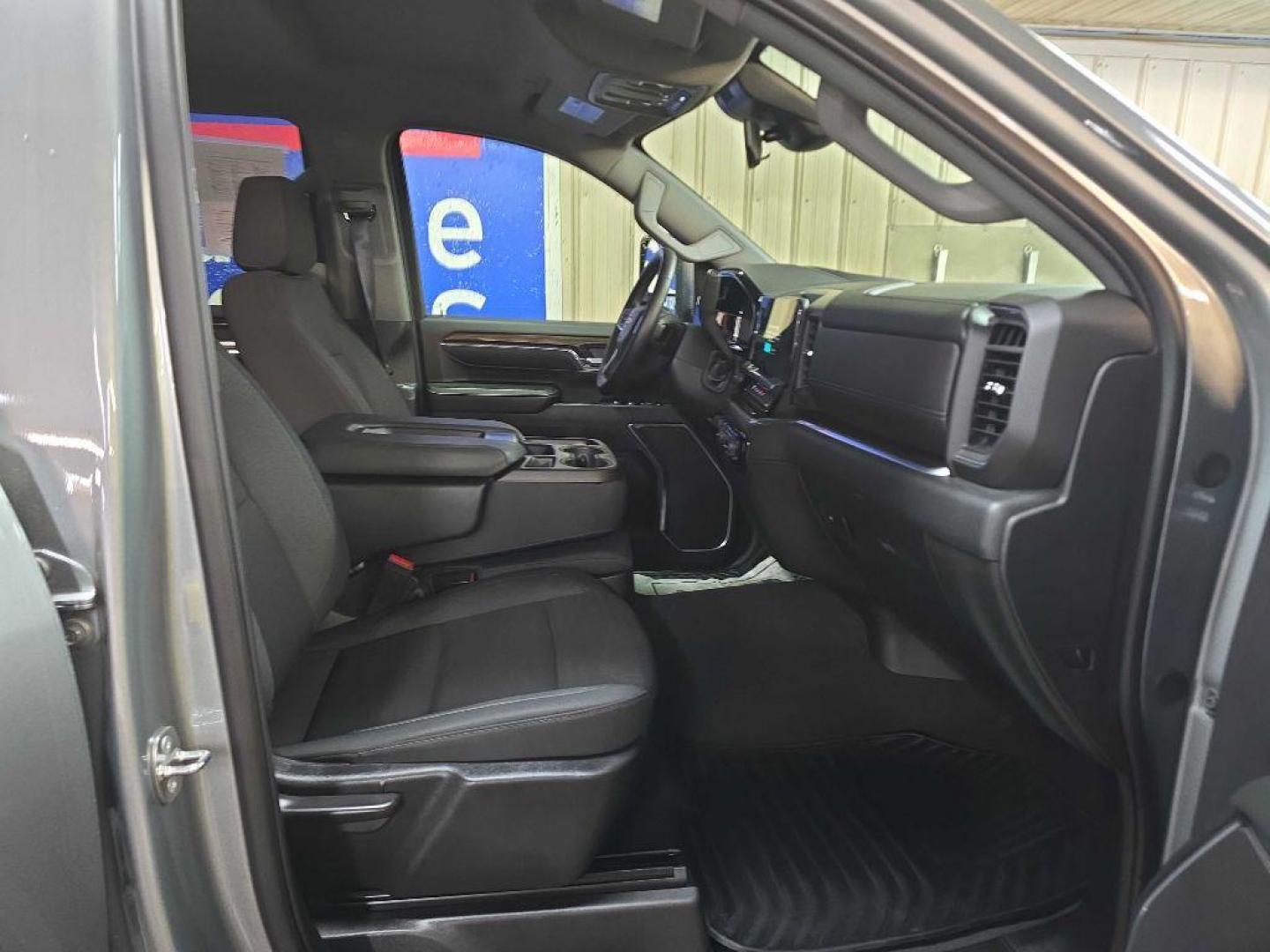2024 SILVER CHEVROLET SILVERADO 2500 HEAVY DUTY LT (2GC4YNEY7R1) with an 6.6L engine, Automatic transmission, located at 2525 S. Cushman, Fairbanks, AK, 99701, (907) 452-5707, 64.824036, -147.712311 - Photo#3