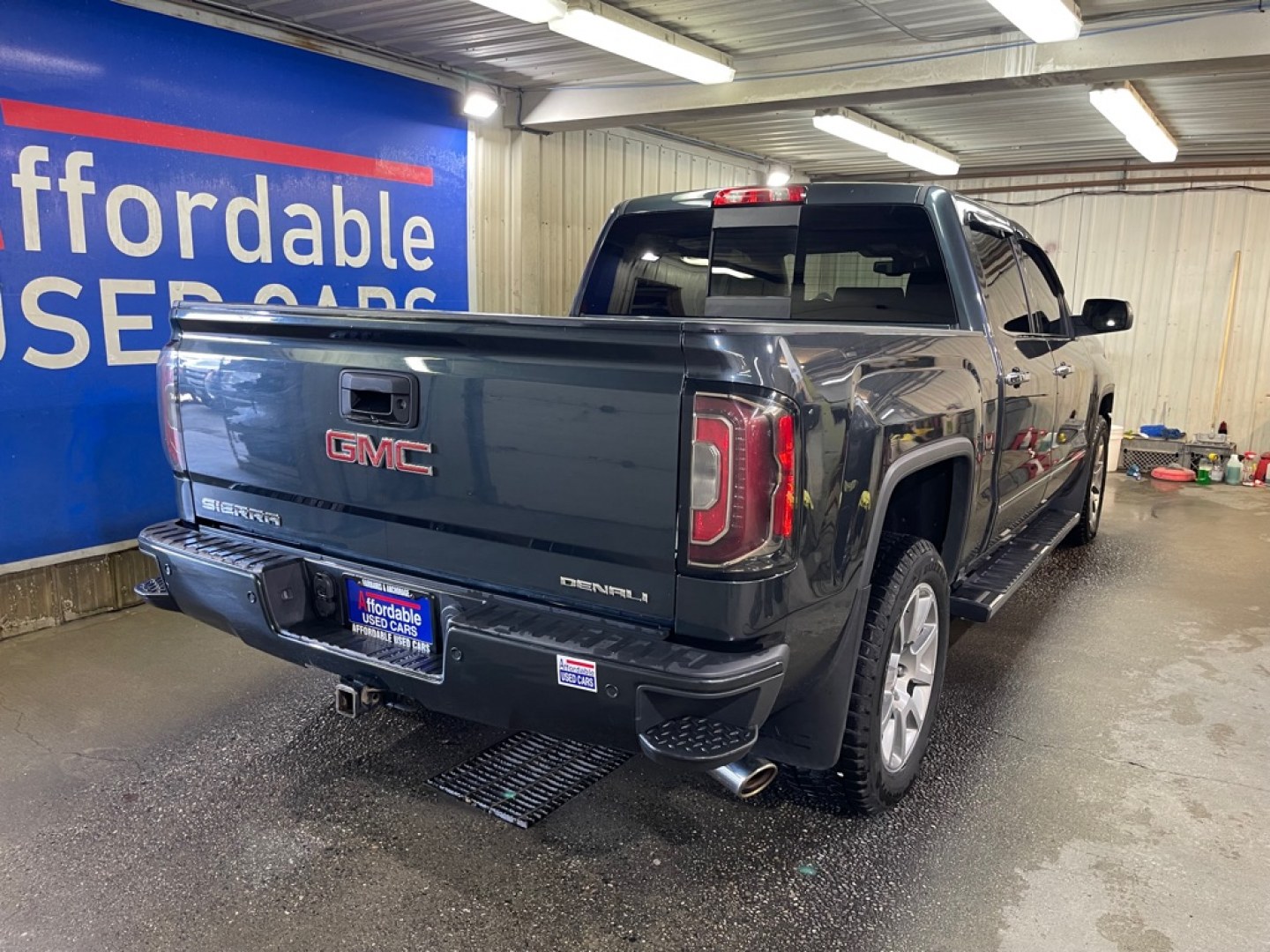 2017 GRAY GMC SIERRA DENALI 1500 DENALI (3GTU2PEJ9HG) with an 6.2L engine, Automatic transmission, located at 2525 S. Cushman, Fairbanks, AK, 99701, (907) 452-5707, 64.824036, -147.712311- Photo#2
