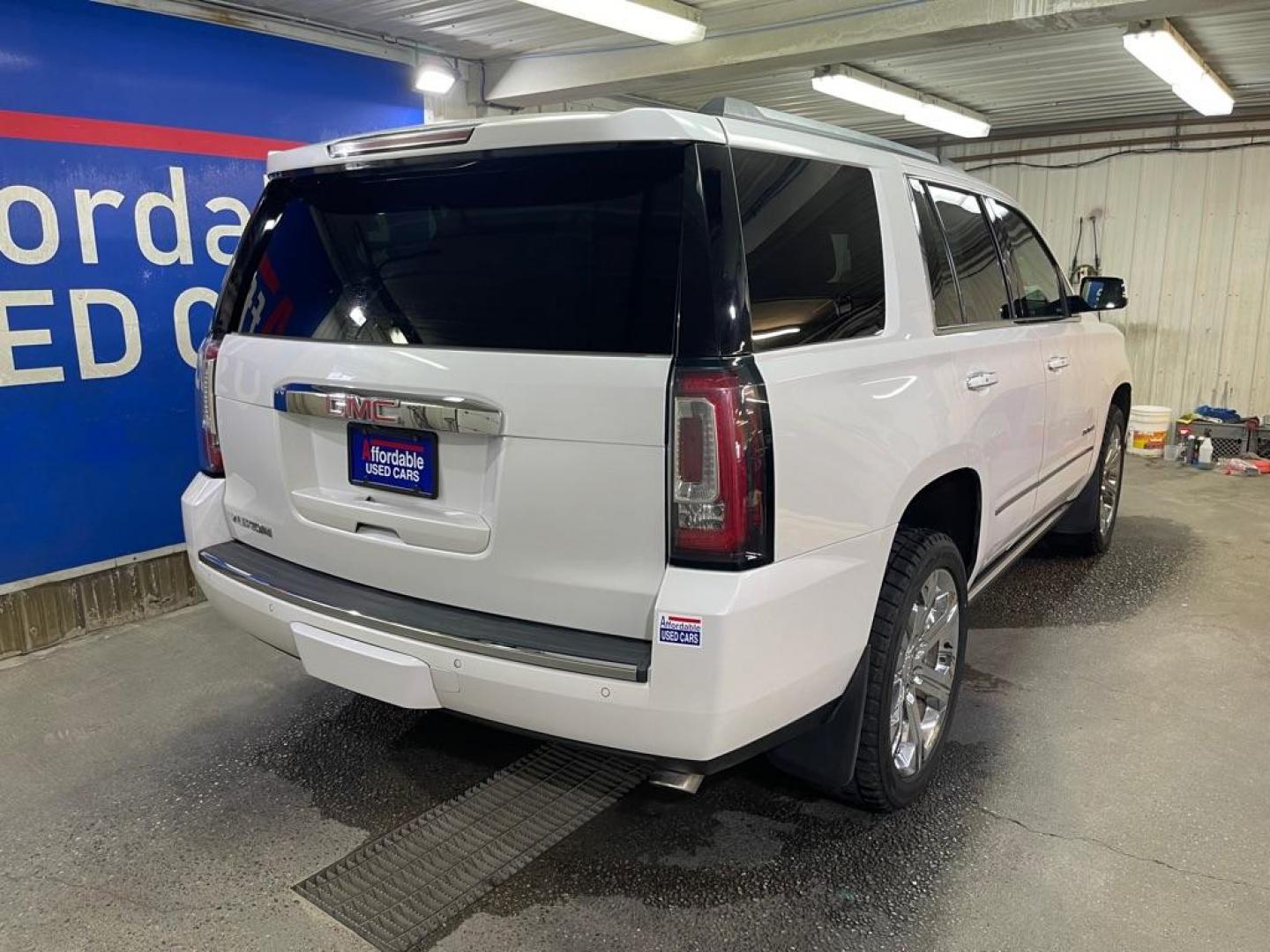 2020 WHITE GMC YUKON DENALI (1GKS2CKJ8LR) with an 6.2L engine, Automatic transmission, located at 2525 S. Cushman, Fairbanks, AK, 99701, (907) 452-5707, 64.824036, -147.712311 - Photo#2