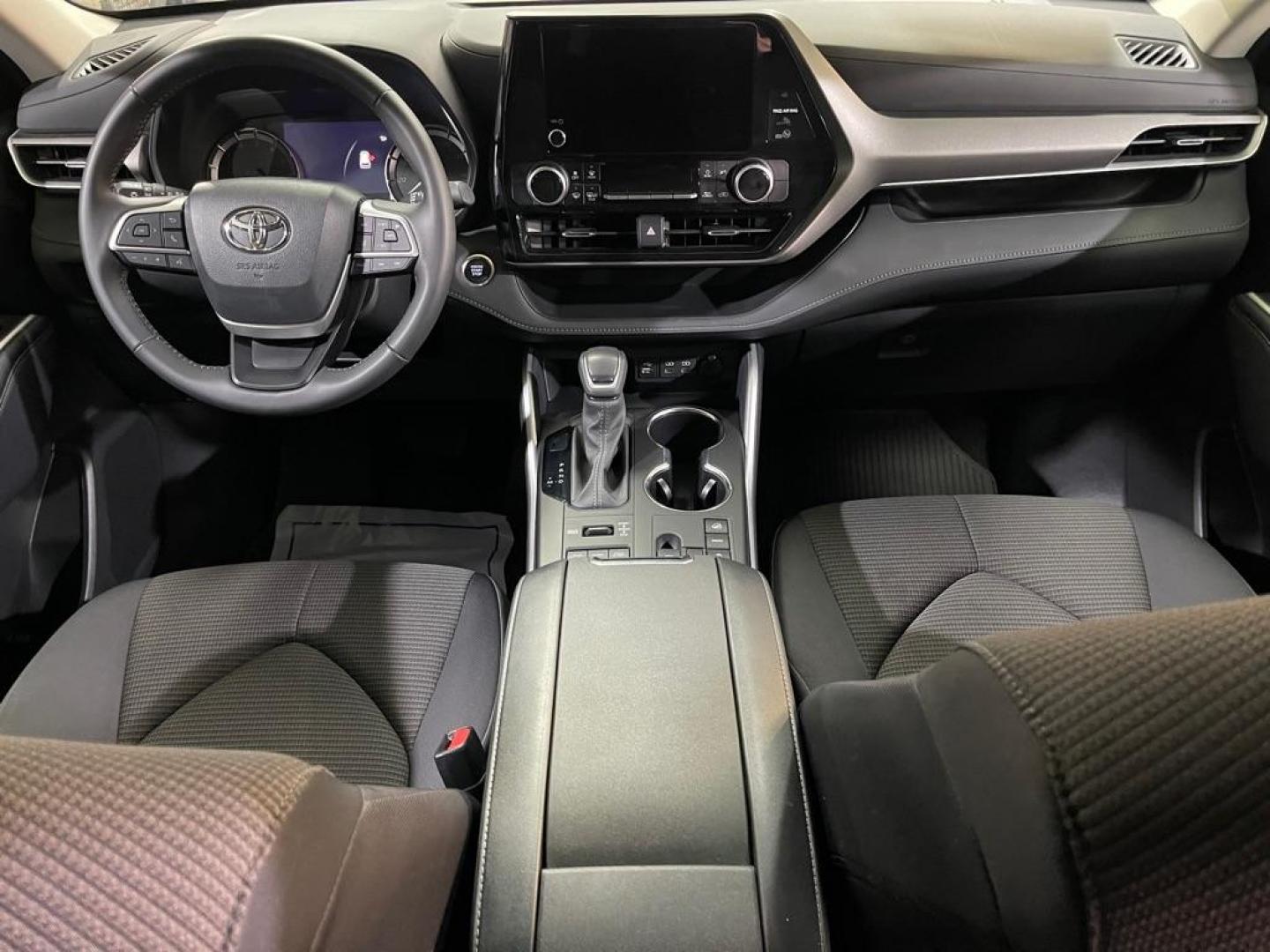 2024 SILVER TOYOTA HIGHLANDER LE (5TDKDRBH2RS) with an 2.4L engine, Automatic transmission, located at 2525 S. Cushman, Fairbanks, AK, 99701, (907) 452-5707, 64.824036, -147.712311 - Photo#5