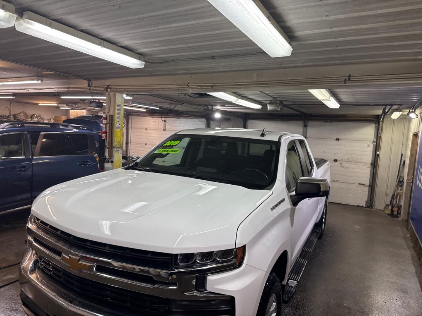 2019 WHITE CHEVROLET SILVERADO 1500 LT (1GCRYDED1KZ) with an 5.3L engine, Automatic transmission, located at 2525 S. Cushman, Fairbanks, AK, 99701, (907) 452-5707, 64.824036, -147.712311- Photo#1