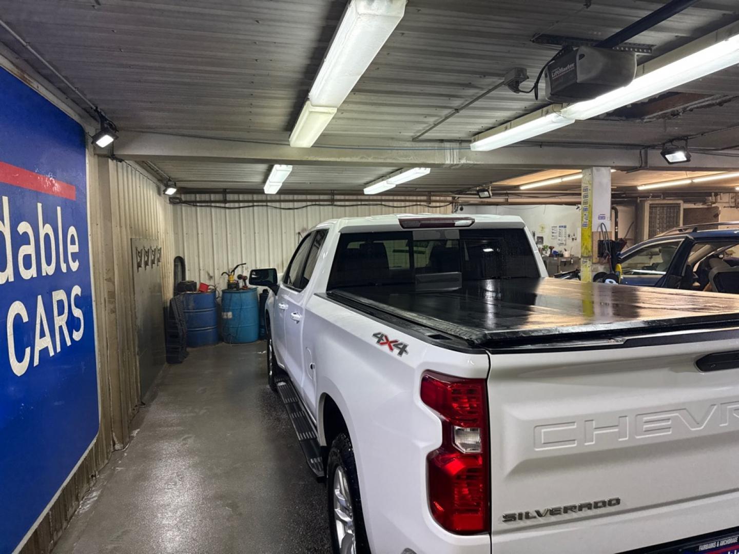 2019 WHITE CHEVROLET SILVERADO 1500 LT (1GCRYDED1KZ) with an 5.3L engine, Automatic transmission, located at 2525 S. Cushman, Fairbanks, AK, 99701, (907) 452-5707, 64.824036, -147.712311- Photo#2