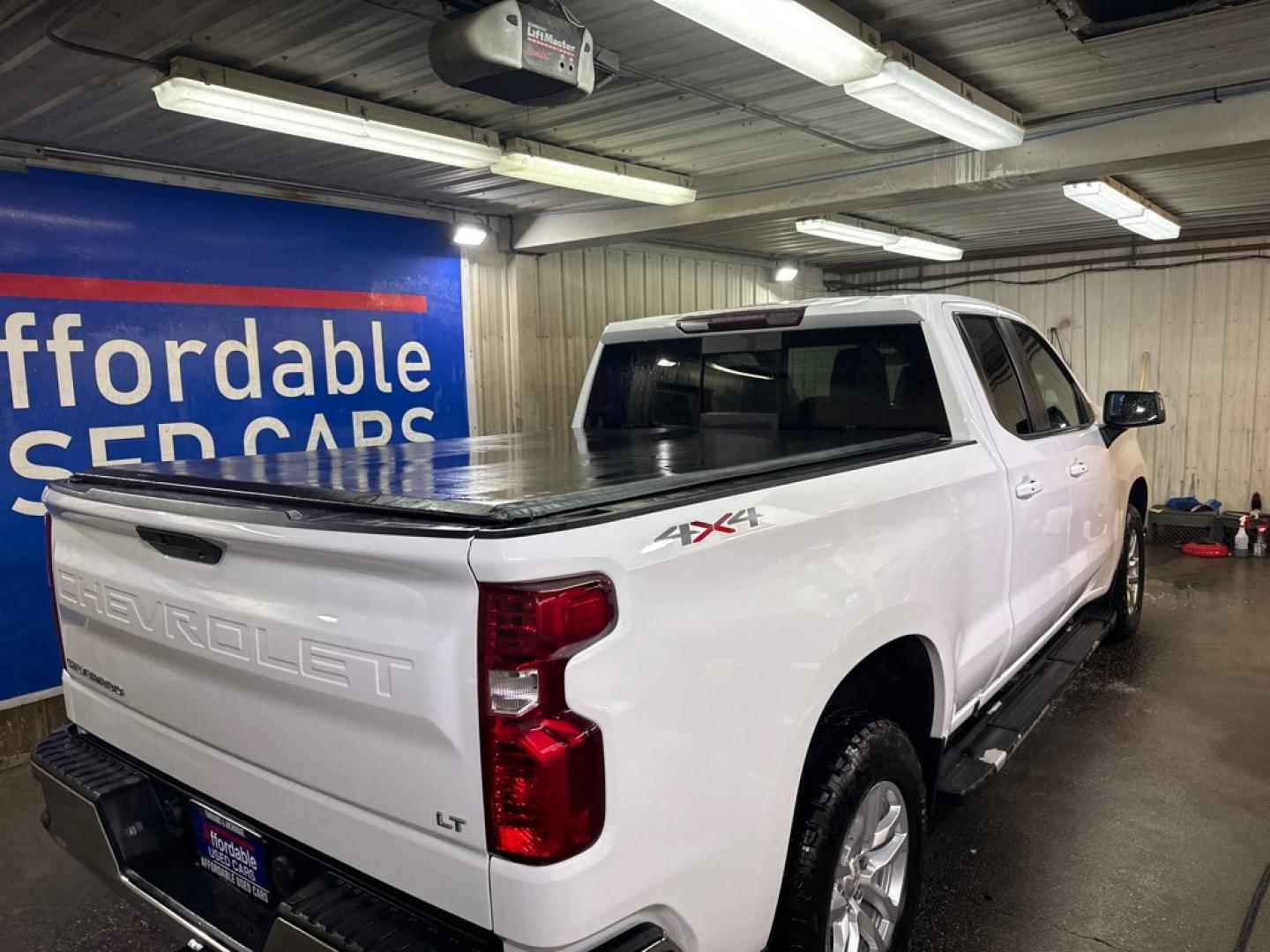 2019 WHITE CHEVROLET SILVERADO 1500 LT (1GCRYDED1KZ) with an 5.3L engine, Automatic transmission, located at 2525 S. Cushman, Fairbanks, AK, 99701, (907) 452-5707, 64.824036, -147.712311- Photo#3