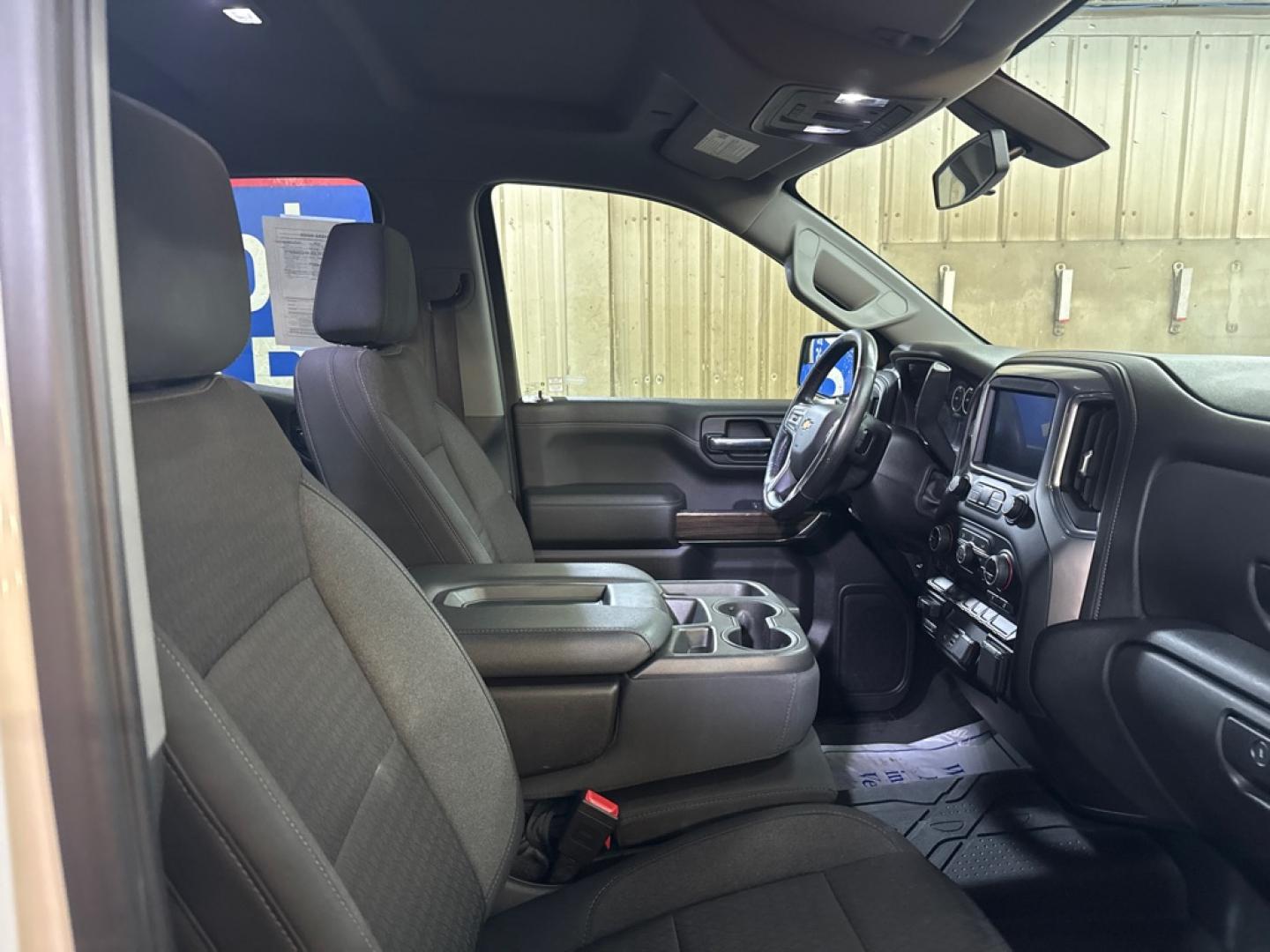 2019 WHITE CHEVROLET SILVERADO 1500 LT (1GCRYDED1KZ) with an 5.3L engine, Automatic transmission, located at 2525 S. Cushman, Fairbanks, AK, 99701, (907) 452-5707, 64.824036, -147.712311- Photo#5