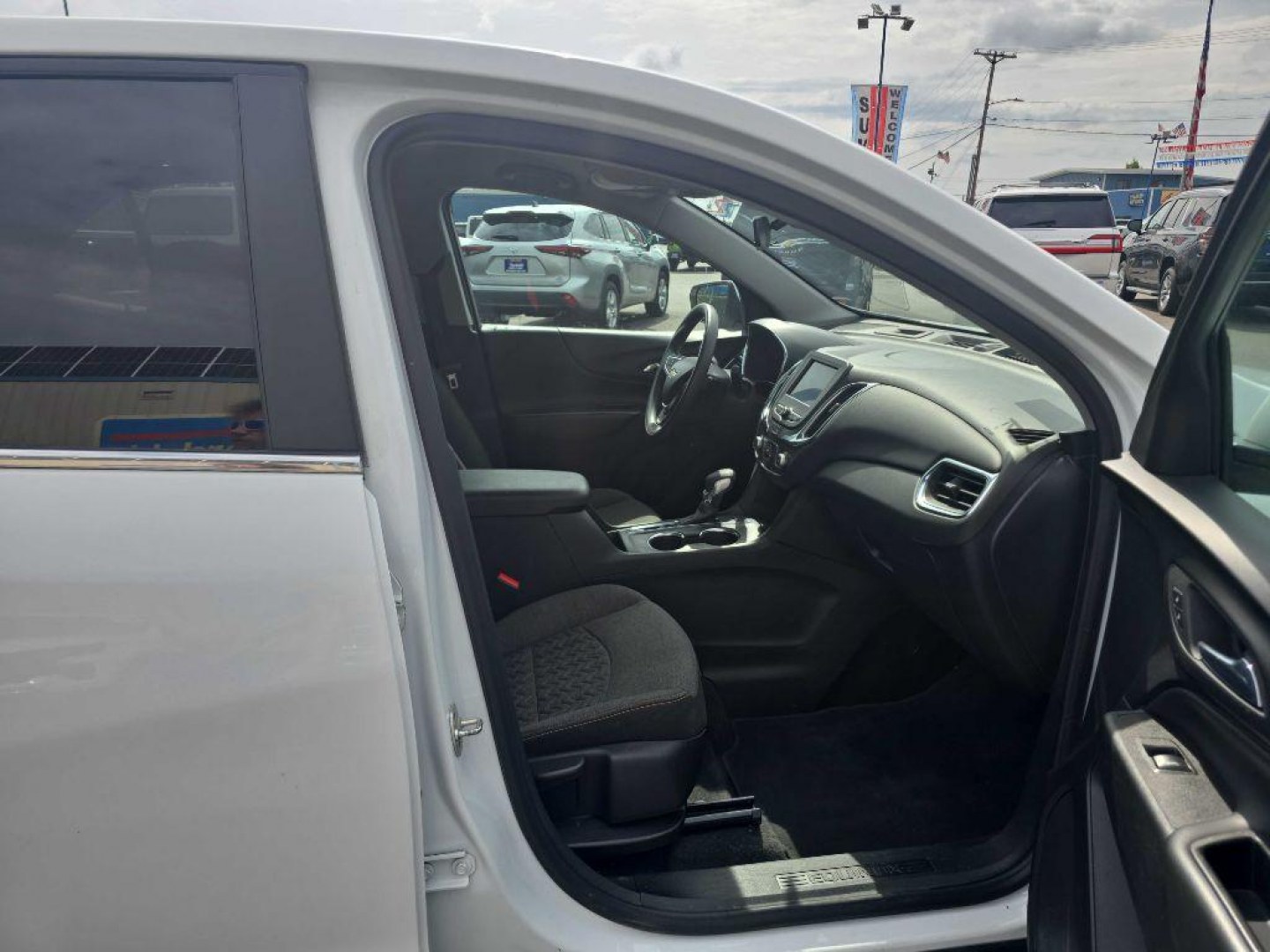 2023 WHITE CHEVROLET EQUINOX LT (3GNAXUEG1PS) with an 1.5L engine, Automatic transmission, located at 2525 S. Cushman, Fairbanks, AK, 99701, (907) 452-5707, 64.824036, -147.712311- Photo#2