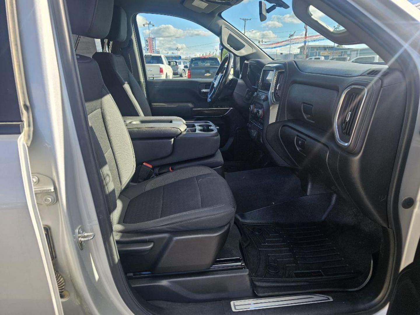 2022 SILVER CHEVROLET SILVERADO 2500 HEAVY DUTY LT (1GC4YNEY0NF) with an 6.6L engine, Automatic transmission, located at 2525 S. Cushman, Fairbanks, AK, 99701, (907) 452-5707, 64.824036, -147.712311 - Photo#2